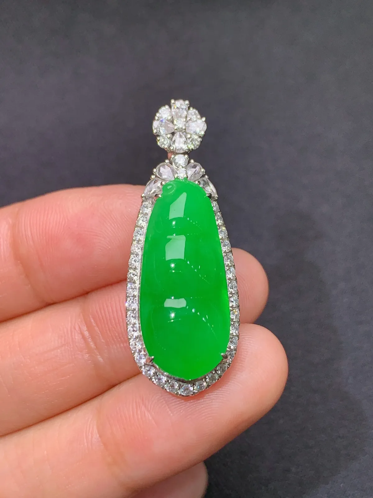 阳绿福豆吊坠，18k金镶嵌，色泽鲜阳，冰润细腻，种水足 尺寸35.8*13.6*10.3