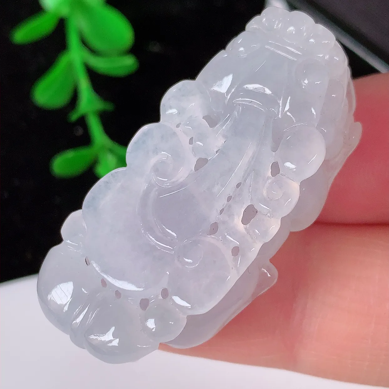 自然光实拍，冰翡翠招财貔貅吊坠，民间有“一摸貔貅运程旺盛，再摸貔貅财运滚滚，三摸貔貅平步青云 ”的美好祝愿。#12.29