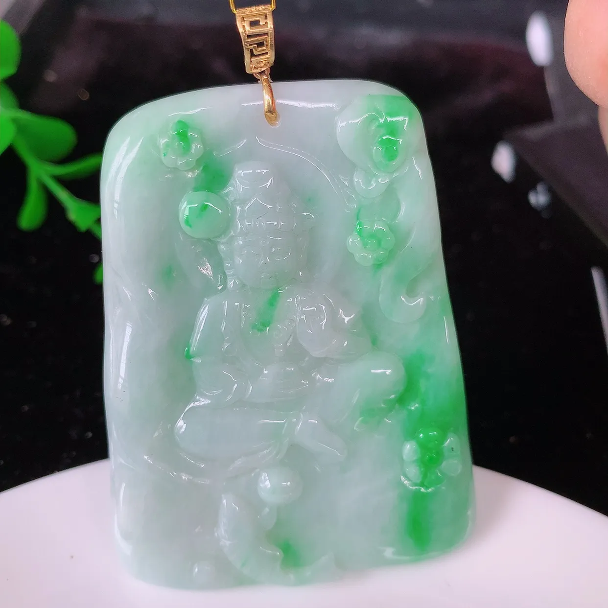 18K金镶嵌冰润飘绿翡翠观音菩萨吊坠，赐福翡翠观音，观音面相端庄，品相佳，佩戴气质！#35.29整体66裸石55.8*44.5*5