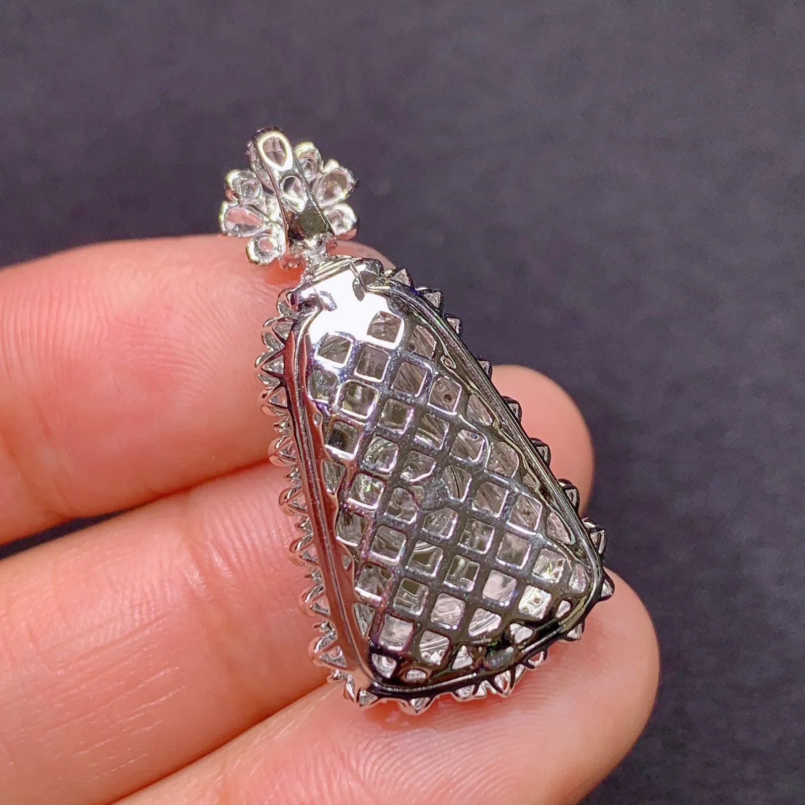 阳绿无事牌吊坠，18k金镶嵌，色泽鲜阳，种老水足 尺寸31*16.3*9.8