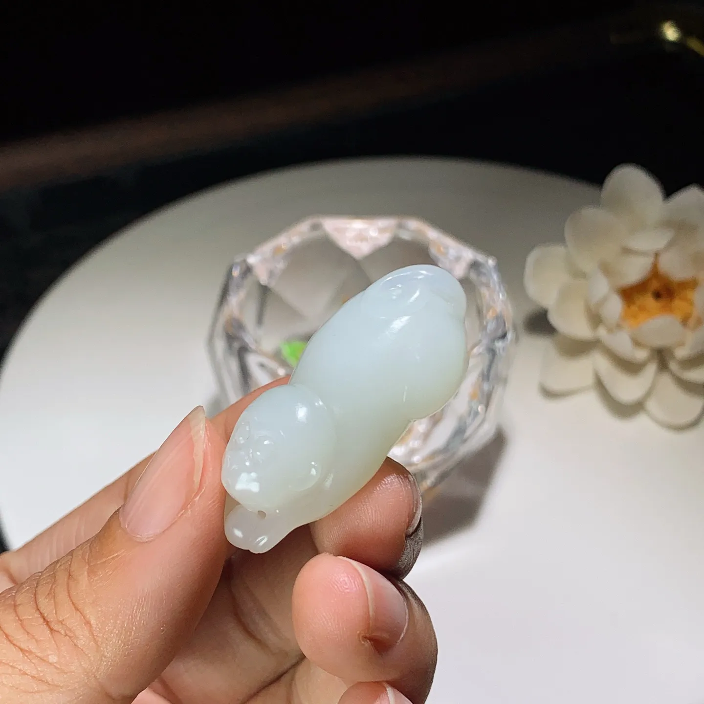 和田玉白玉灵猴献寿猴子挂件。尺寸39/19/14重14克。玉质细腻油润。手推出油。佩戴高端典雅。lt