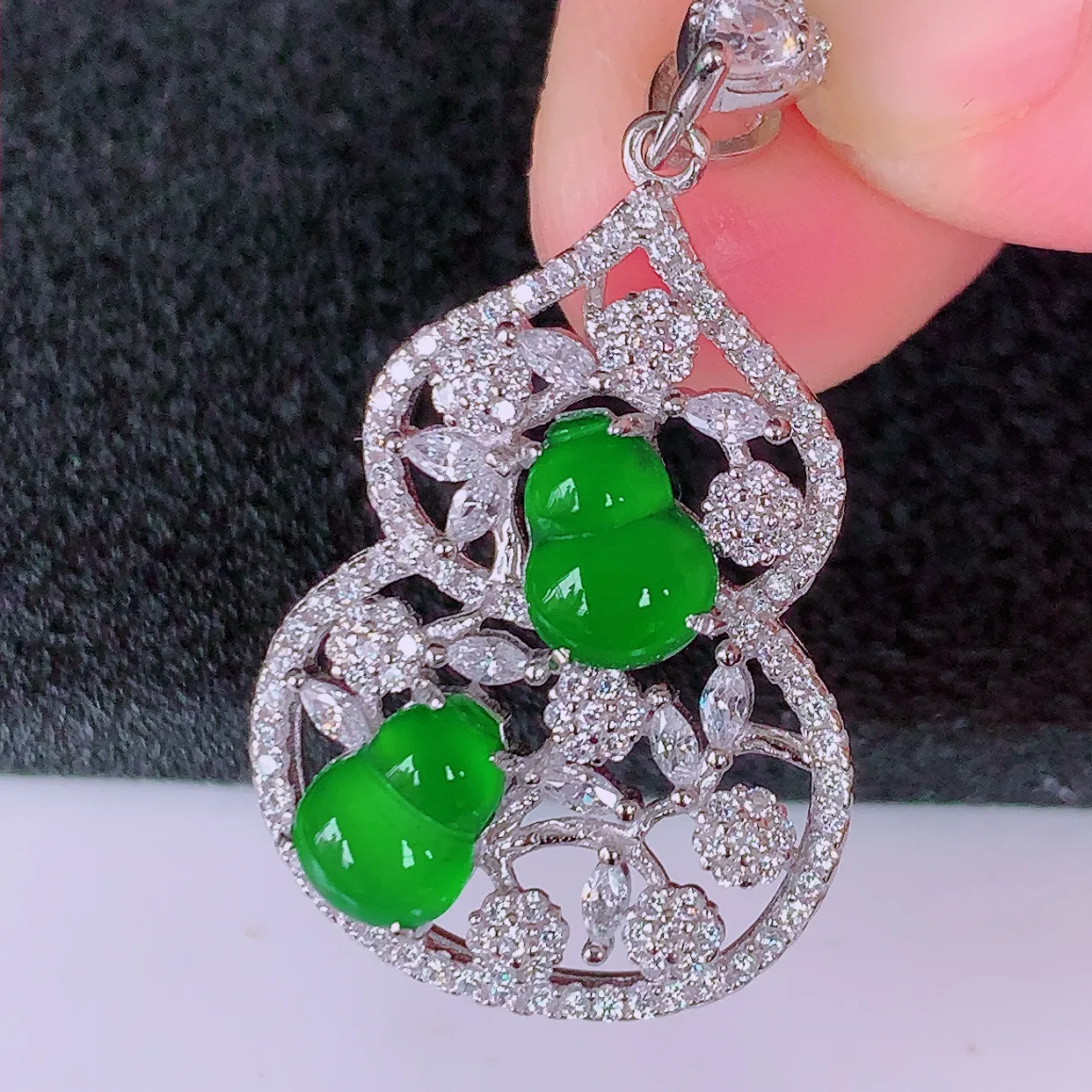 冰透满绿翡翠925银镶嵌葫芦吊坠，自然光实拍，翠色灵动，颜色漂亮，种老水足，品相佳，佩戴佳品！#97.29整体33.8*20*5.5裸石7.5*5.8