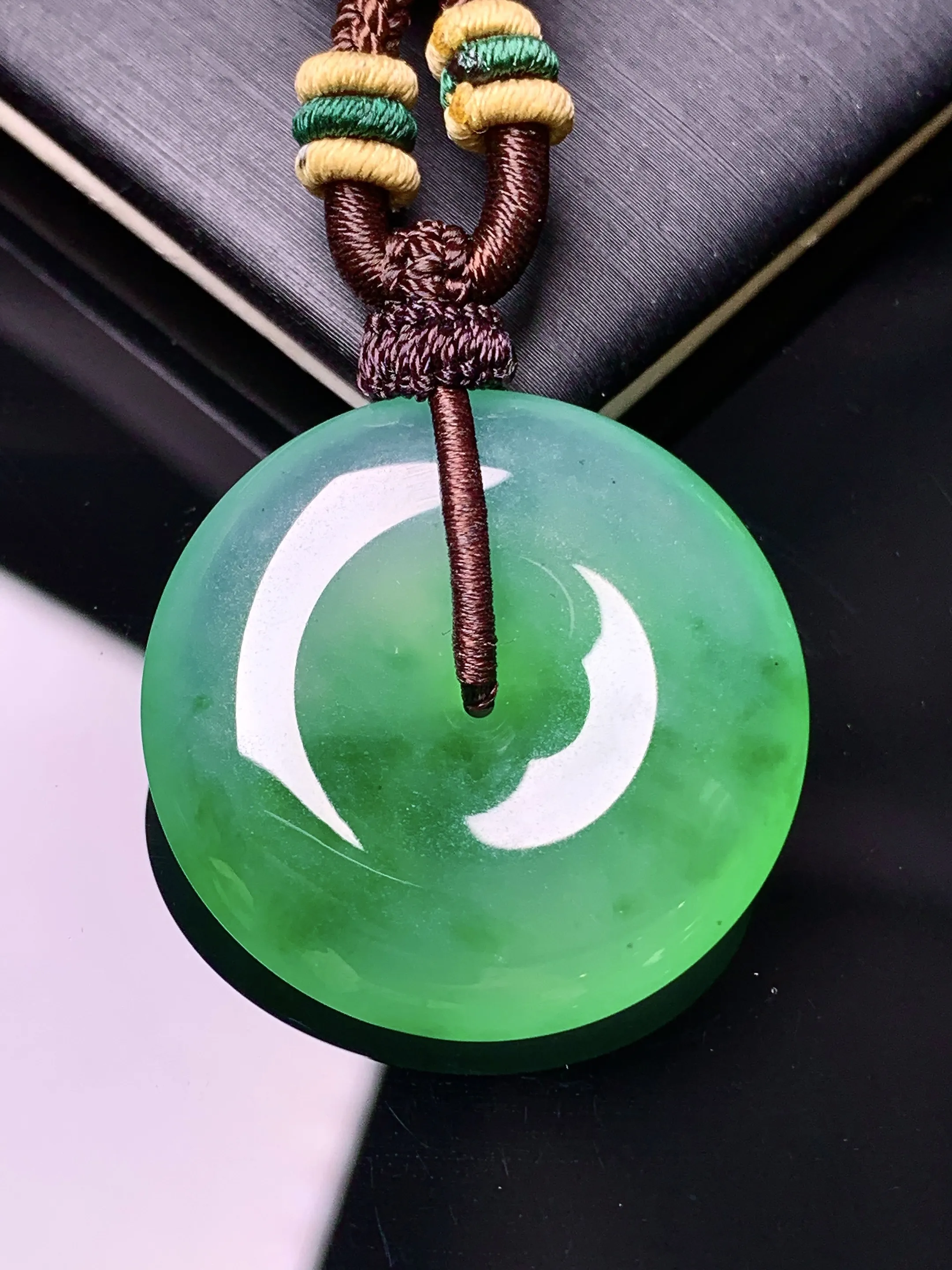 翠绿平安扣吊坠 玉质细腻 色泽清新艳丽  整体尺寸27.6*6.3
