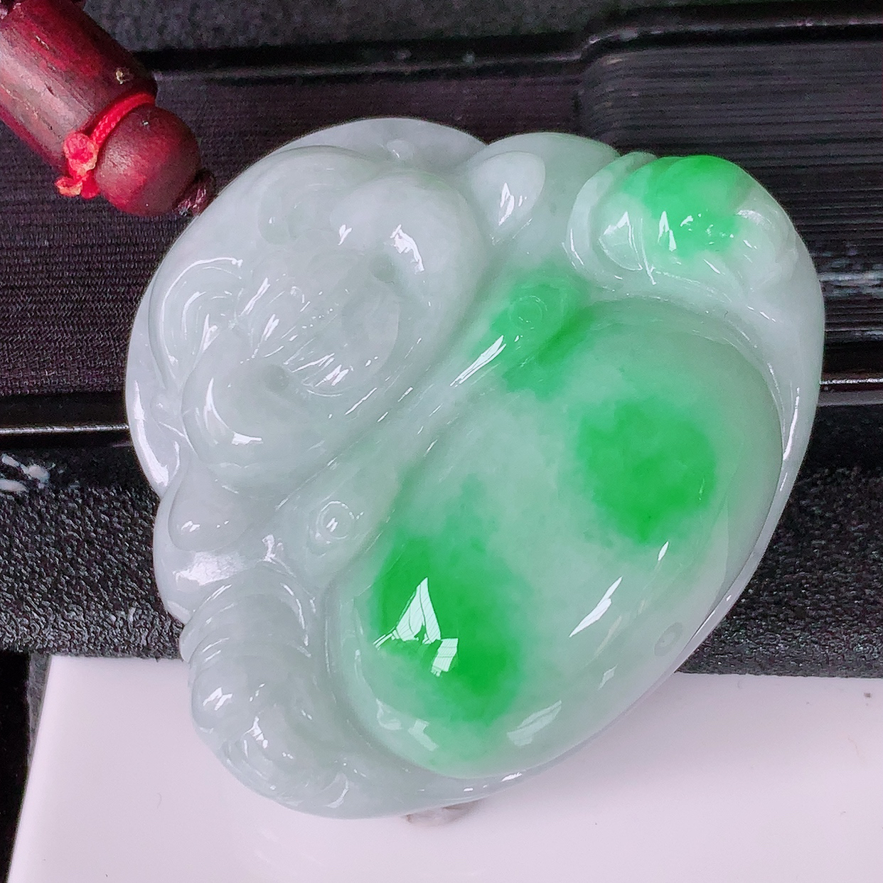自然光实拍，大件厚装飘绿翡翠佛公吊坠，翡翠开心笑佛，种老水足，颜色漂亮，立体饱满圆润，佩戴效果赞#46.29