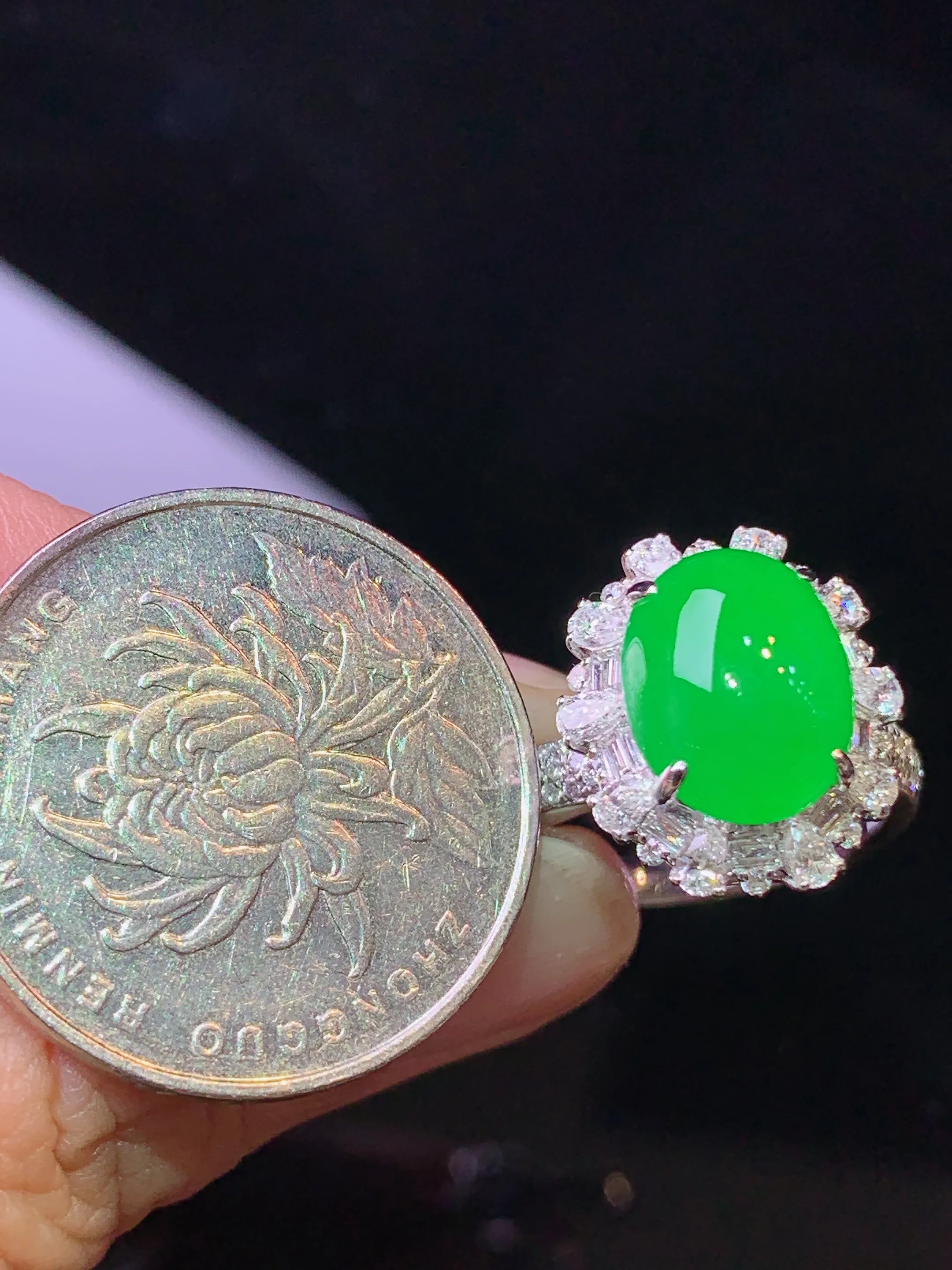 18k金钻镶嵌满绿蛋面戒指 玉质细腻 色泽清新艳丽  圈口15 整体尺寸16*14.2*11.5