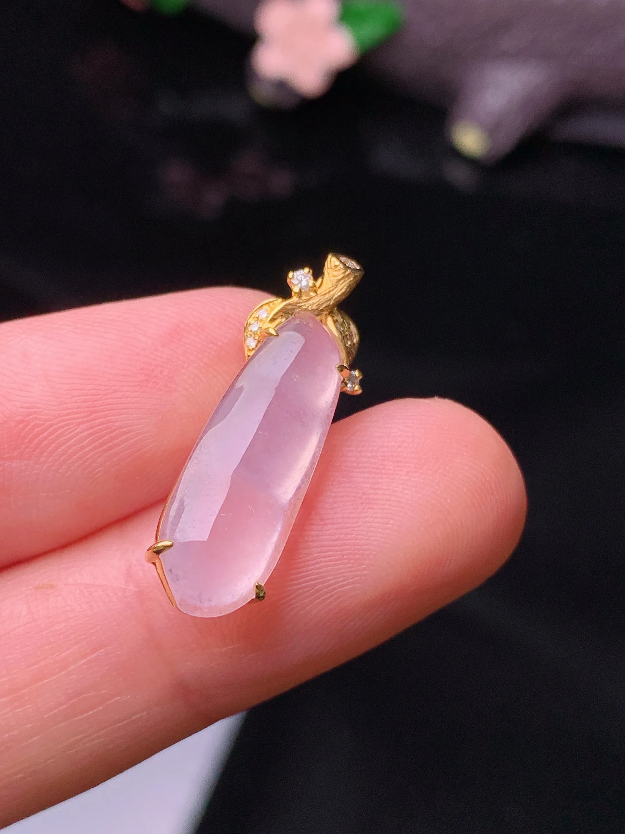 18k金钻镶嵌冰种四季豆吊坠 玉质细腻 色泽清新艳丽  整体尺寸25*7.2*5