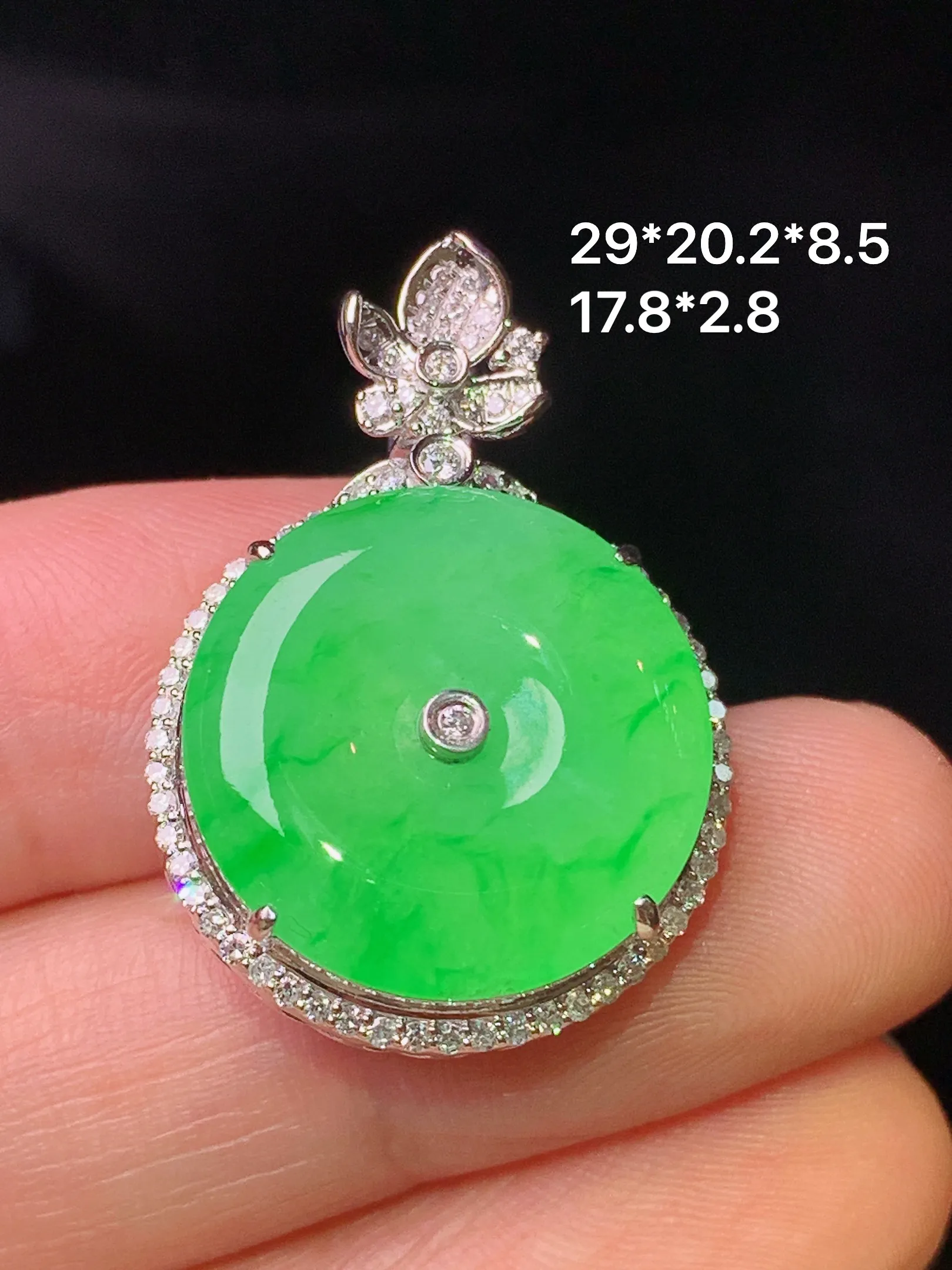 18k金钻镶嵌翠绿平安扣吊坠 玉质细腻 色泽清新艳丽 整体尺寸29*20.2*8.5