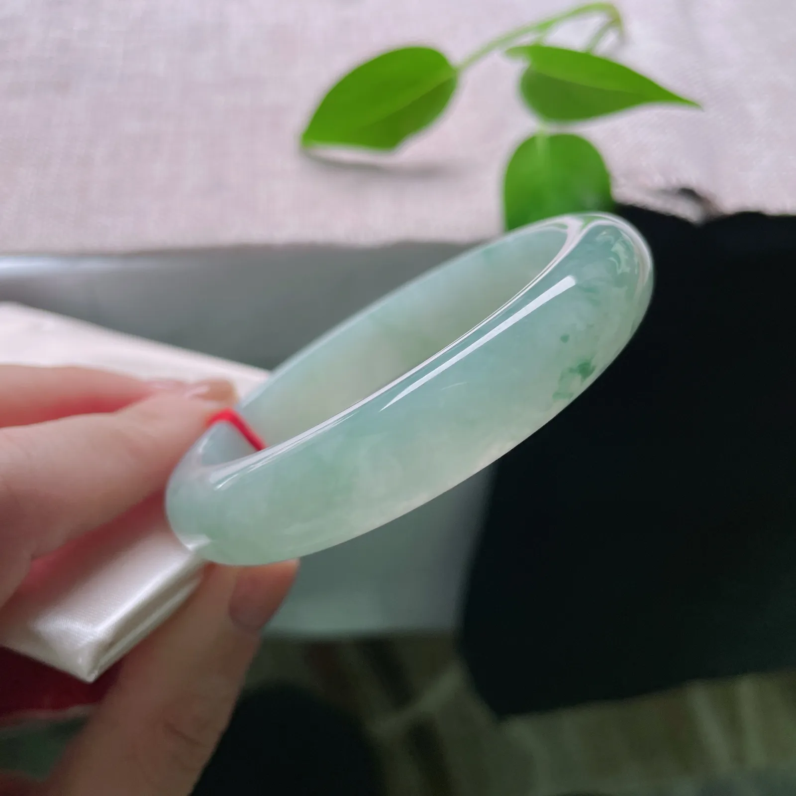 58.5/13/8.3，冰晴底正圈，一抹淡淡飘花点缀，种很老，清透感满满，完美。