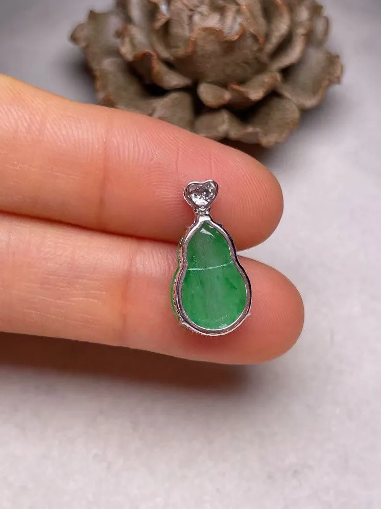 冰种阳绿葫芦吊坠、真金真钻镶嵌，种水好，玉质细腻 .裸石尺寸  14.0*9.5