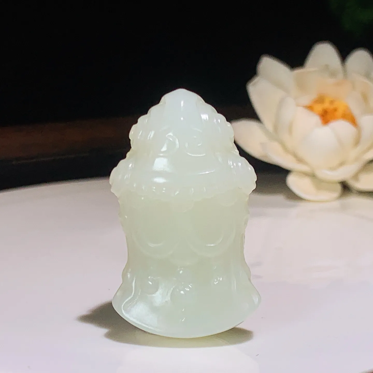 新疆和田玉观音头挂件。尺寸43/26/17重25.8克。玉质细腻油润。手推出油。佩戴高端典雅。lt251201