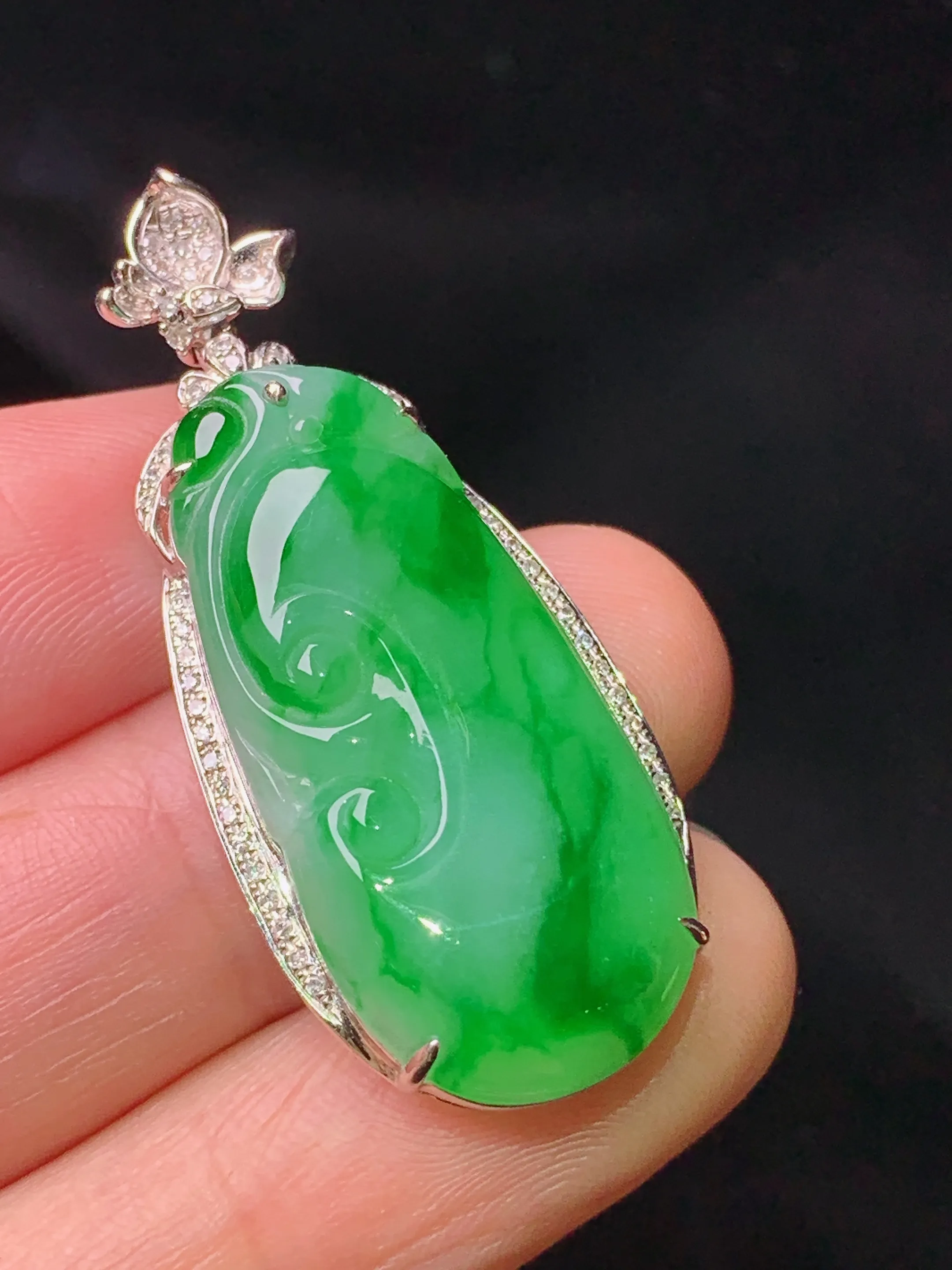 18k金钻镶嵌翠绿如意吊坠 玉质细腻 色泽清新艳丽  整体尺寸39*16.8*6.5