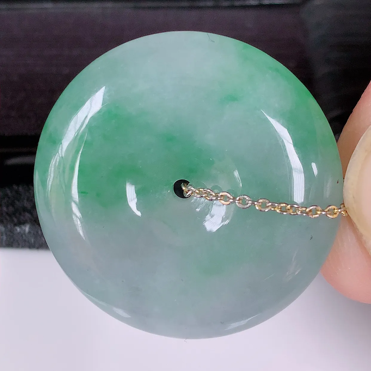 自然光实拍，冰飘绿翡翠平安扣吊坠，玉扣，平安是福；很美的料子，平安扣佩戴优雅迷人！#57.29