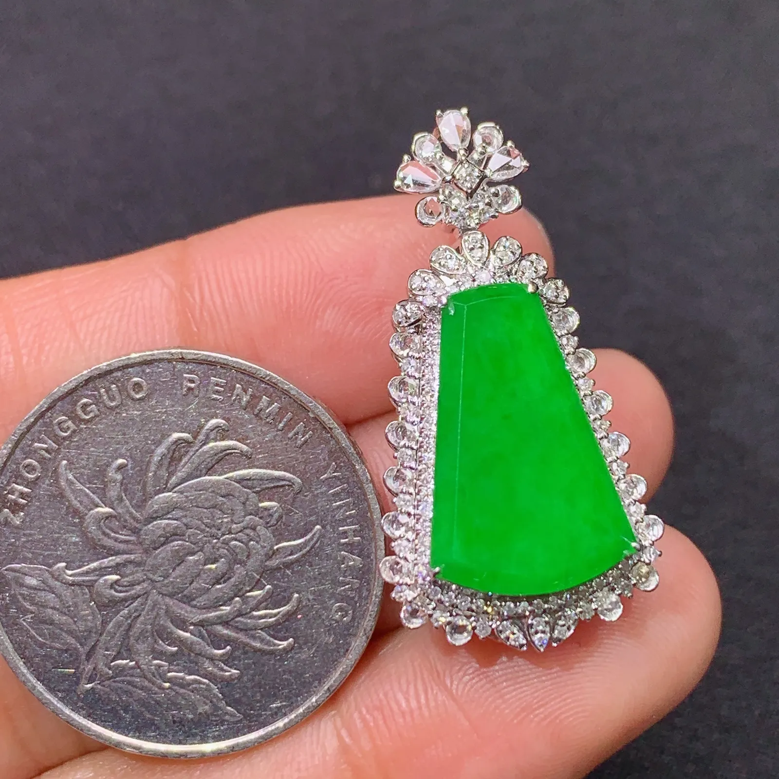 阳绿无事牌吊坠，18k金镶嵌，色泽鲜阳，种老水足 尺寸31*16.3*9.8