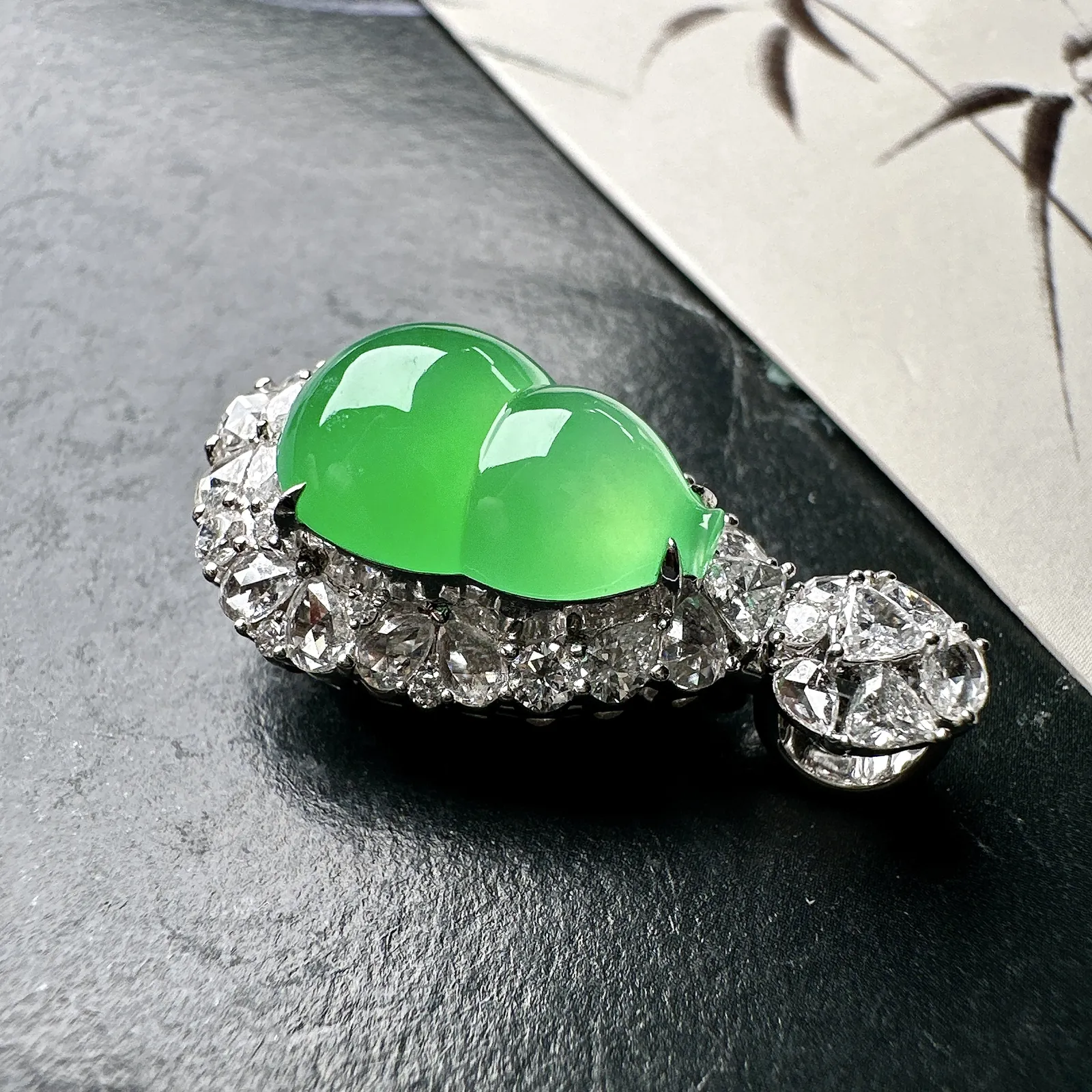 【冰种满绿葫芦】种水色俱全，冰透闪亮，通透感饱满度很好，18k金钻豪华镶嵌，裸石尺寸15.7*10.8*5.5毫米