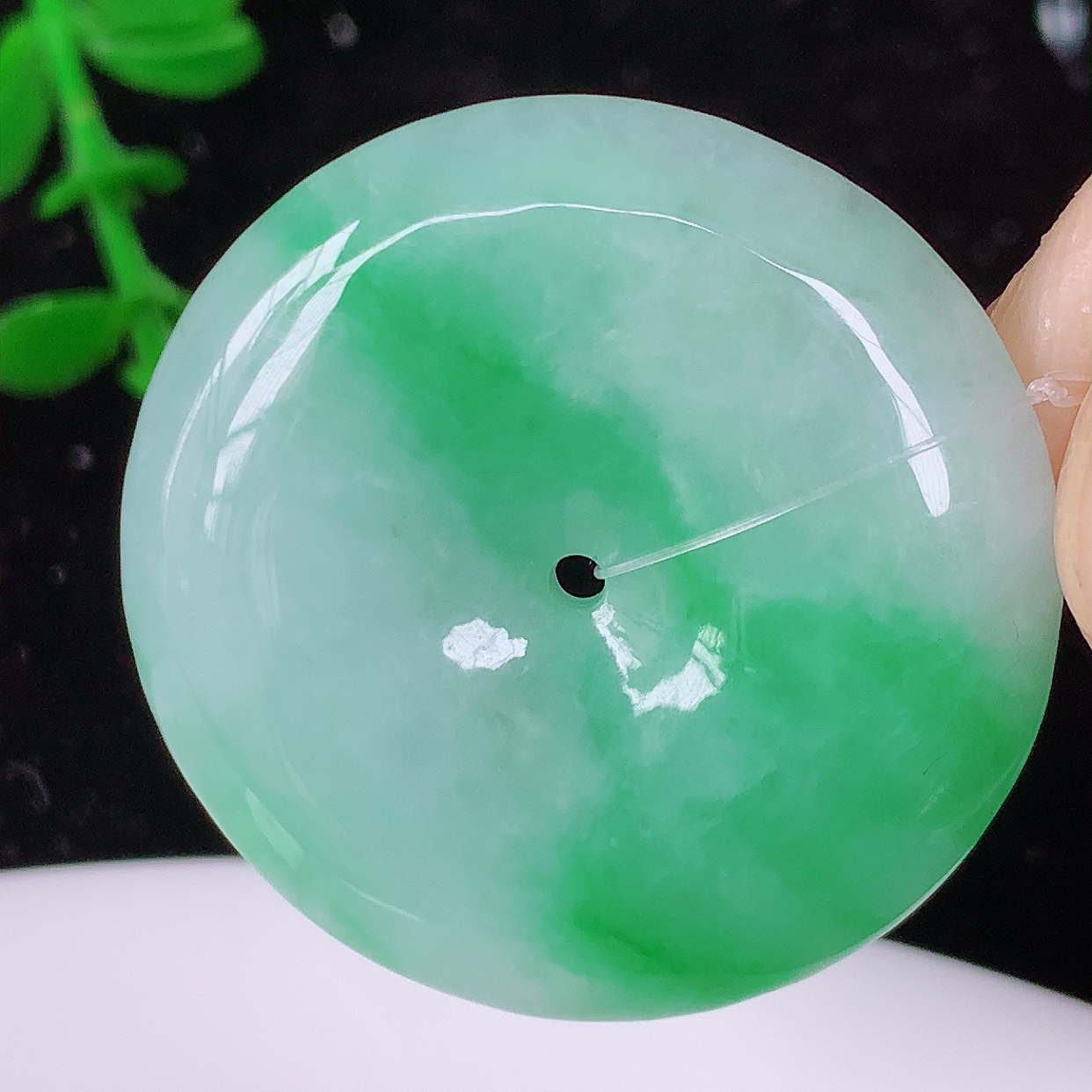 自然光实拍，水润飘绿翡翠平安扣吊坠，品相佳，美感十足，寓意平平安安，平安扣佩戴精美时尚！#49.29