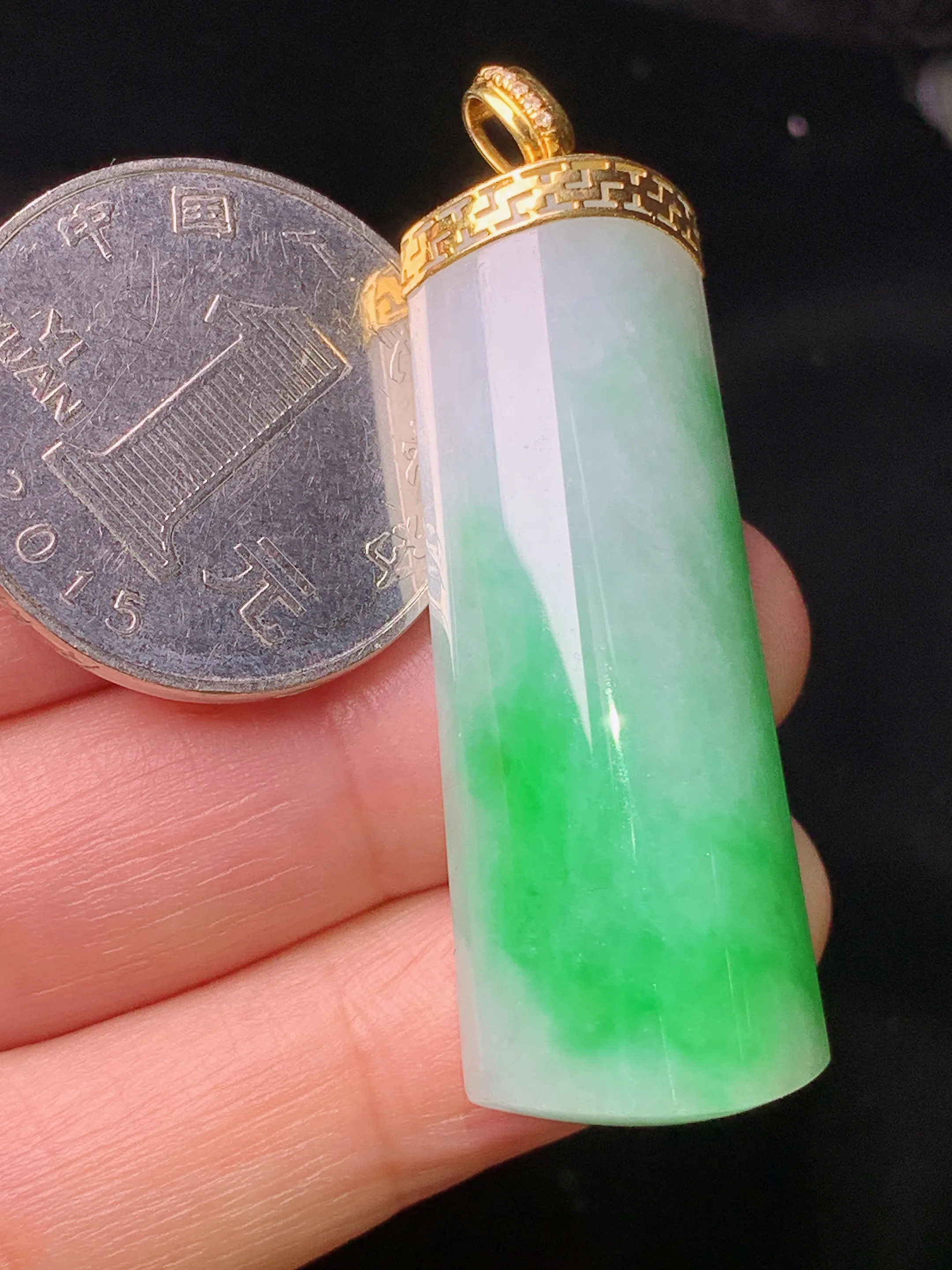 18k金镶嵌飘绿玉柱吊坠 玉质细腻 色泽清新  整体尺寸48*16.3*9.8