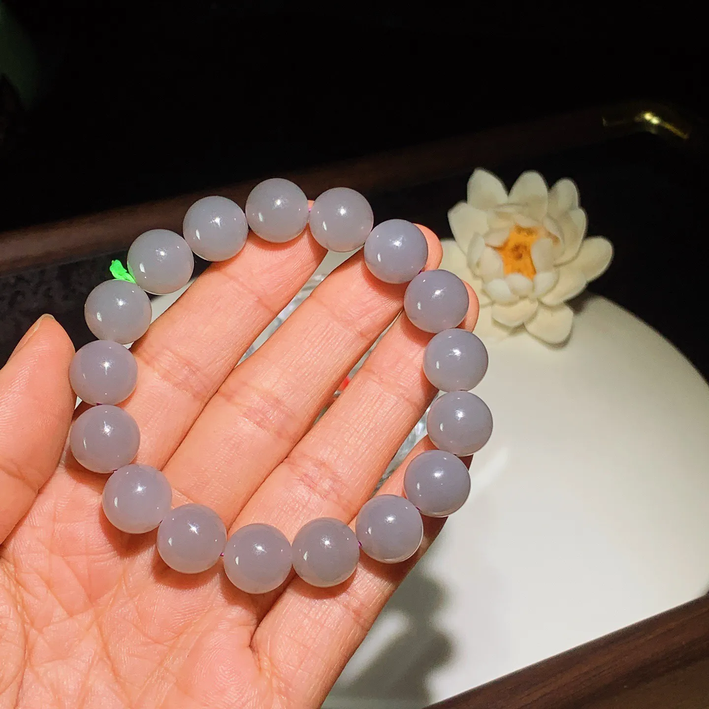 和田玉紫罗兰圆珠手串。单颗尺寸12！玉质细腻油润。手推出油。佩戴高端典雅。lt251201