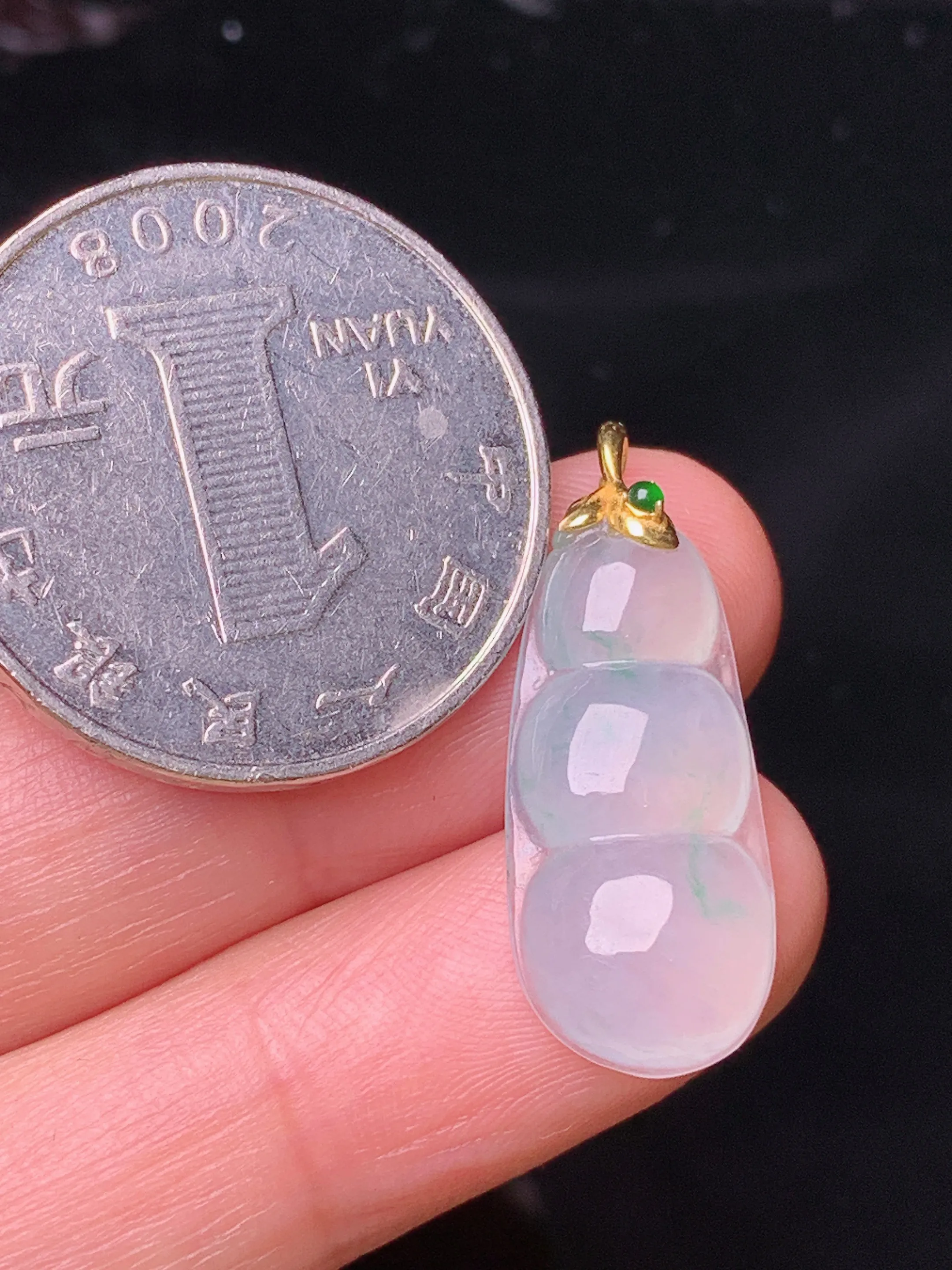 18k金镶嵌冰种四季豆吊坠 玉质细腻 色泽清新艳丽  整体尺寸26.8*10.5*5