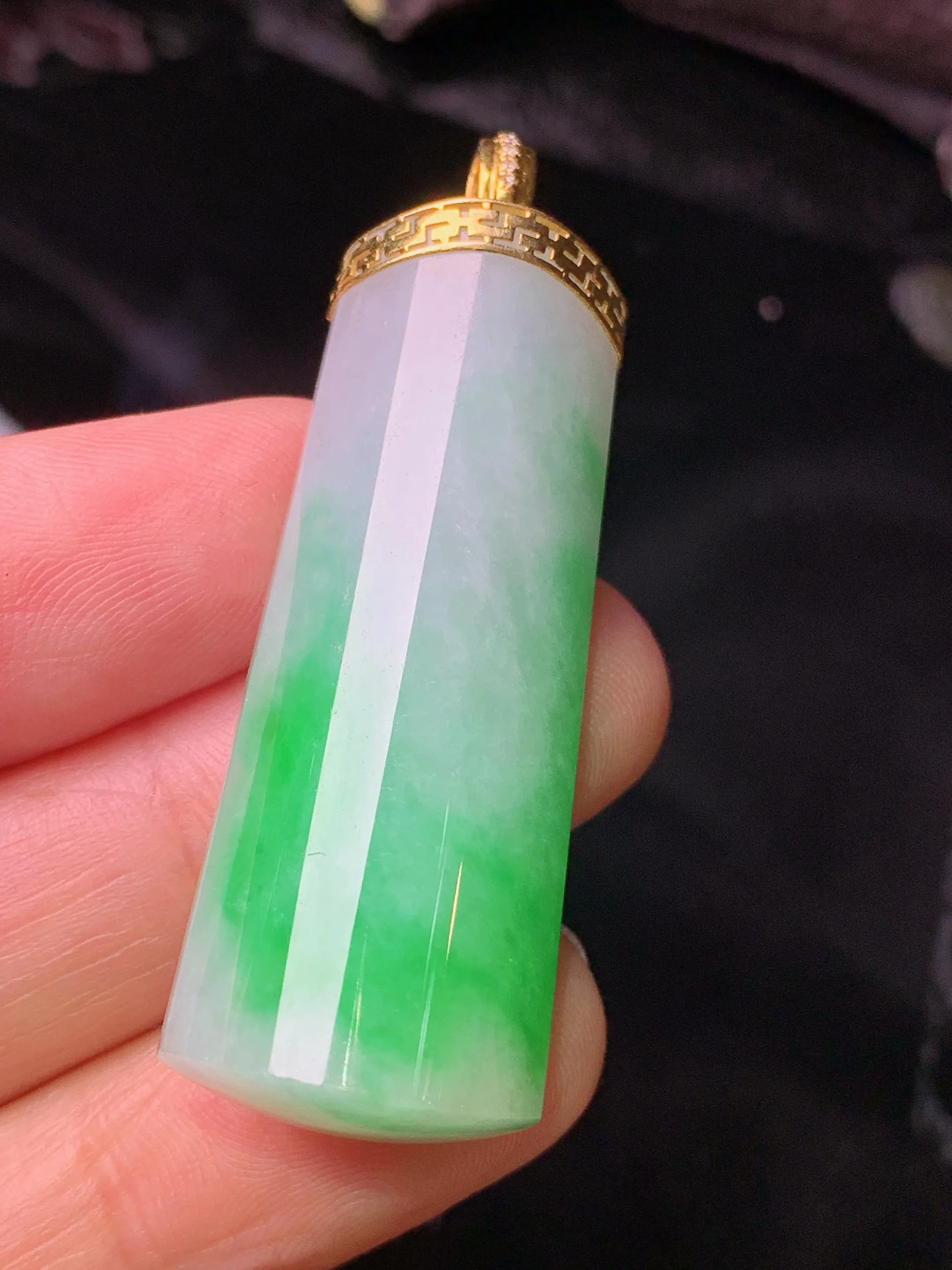 18k金镶嵌飘绿玉柱吊坠 玉质细腻 色泽清新  整体尺寸48*16.3*9.8