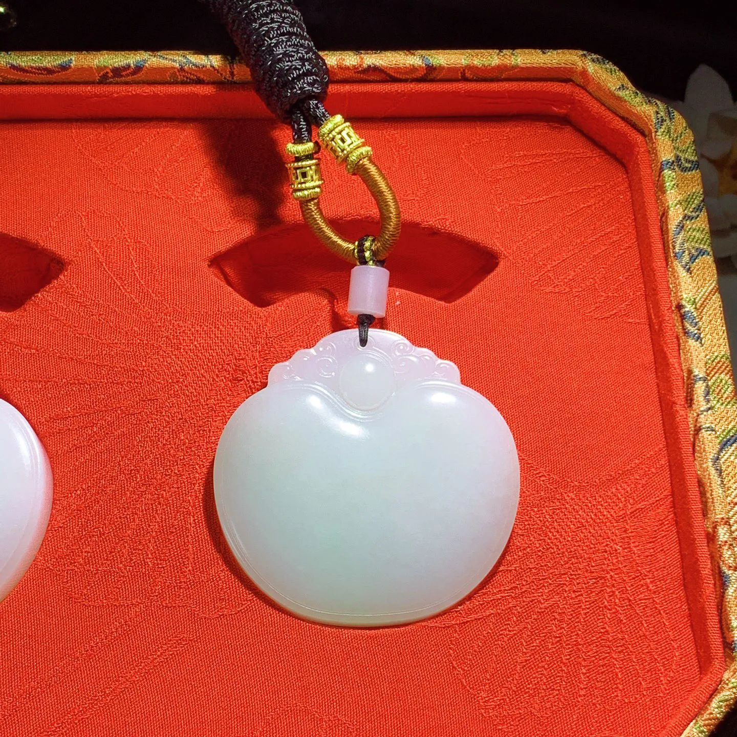 新疆和田玉且末糖羊脂白平安如意锁挂件。尺寸49/50/13重135.8克。白度一级。玉质细腻油润。手推出油。佩戴高端典雅。lt251201