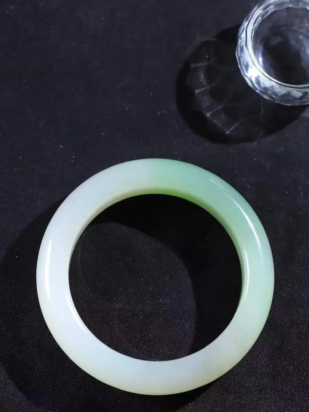 （一见倾心.手镯）

典藏级臻品️和田玉三色手镯，玉质温润细腻 油性十足 手感舒适，高华雅逸，线条流畅，简约大气，美自天成，素雅高贵。佩戴于腕间，婉约之美，举手投足间透出那低调奢华。重94克  尺寸58.5-16.4-10.8mm  56120236A