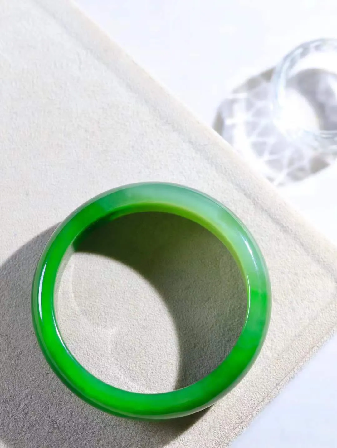 【碧波流转·手镯】

收藏级臻品️和田玉碧玉手镯，玉质细腻温润，手感舒适，️线条流畅，简约大气，美自天成，佩戴于腕间，婉约之美，举手投足间透出那份低调奢华，醉人心扉。
重70.8克 内径圈口59mm尺寸17.3-7.9mm  FDA-131102508