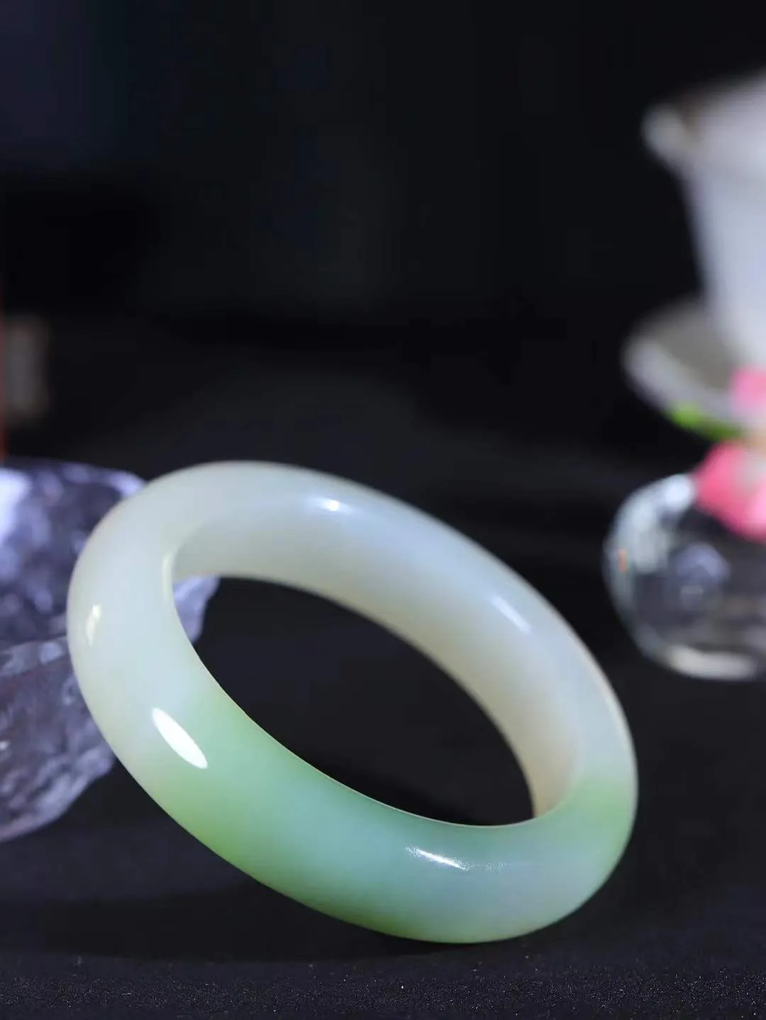 （一见倾心.手镯）

典藏级臻品️和田玉三色手镯，玉质温润细腻 油性十足 手感舒适，高华雅逸，线条流畅，简约大气，美自天成，素雅高贵。佩戴于腕间，婉约之美，举手投足间透出那低调奢华。重94克  尺寸58.5-16.4-10.8mm  56120236A