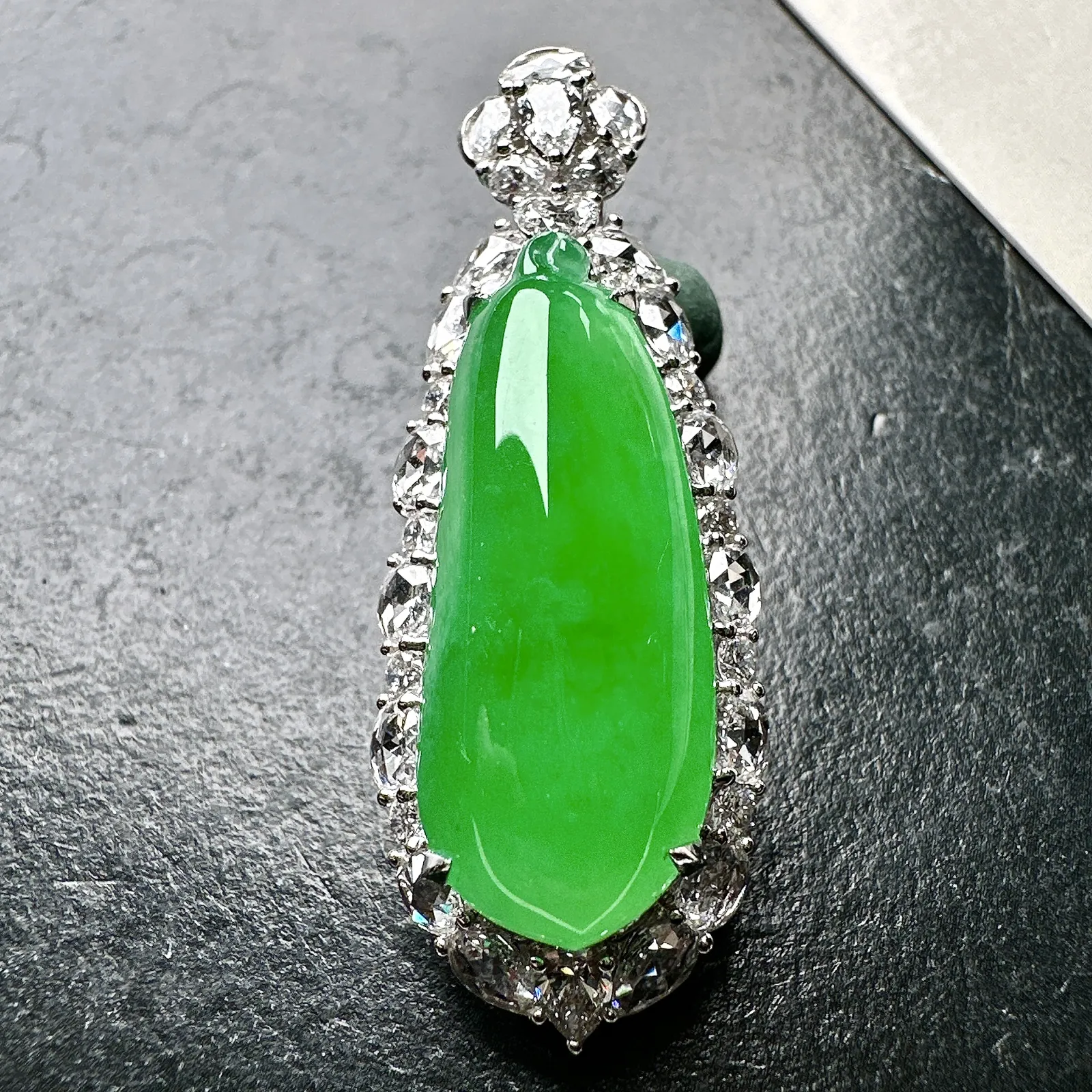 【冰种满绿福瓜】质地冰润细腻，种老起光，收藏品质，18K金钻镶嵌，裸石尺寸24.7*9.9*5.5毫