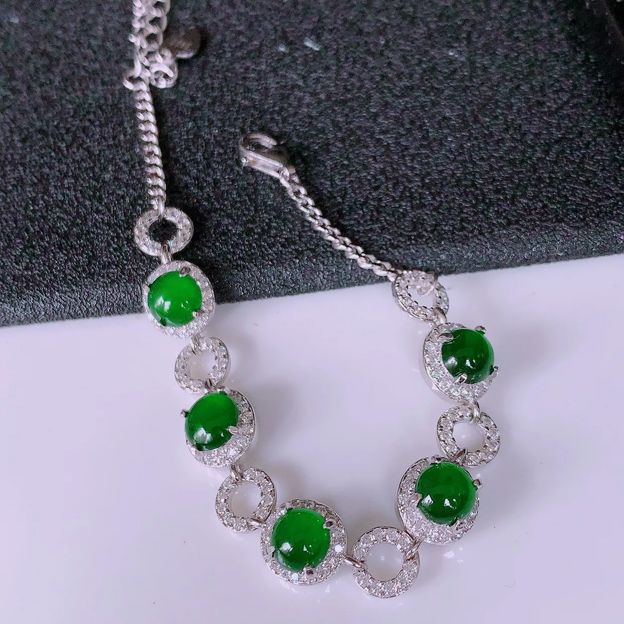 冰透满绿翡翠925银镶嵌手链，自然光实拍，翠色灵动，颜色漂亮，种老水足，品相佳，佩戴佳品！#97.29取一整体8-7.5-5裸石5.2*5.2