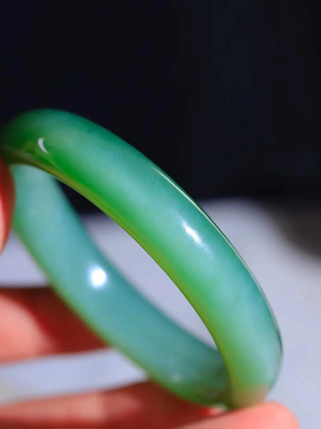 【诗情画意.手镯】

收藏传家级臻品️和田玉碧玉猫眼手镯   细腻油脂,手感润滑。意韵飘渺，温雅细腻，工艺精湛，️氤氲诗意的美跃然于手腕之间，给人以出尘的风雅，优美脱俗，气质非凡。重59克 内径58mm尺寸13.4-8.8mm  22120200A