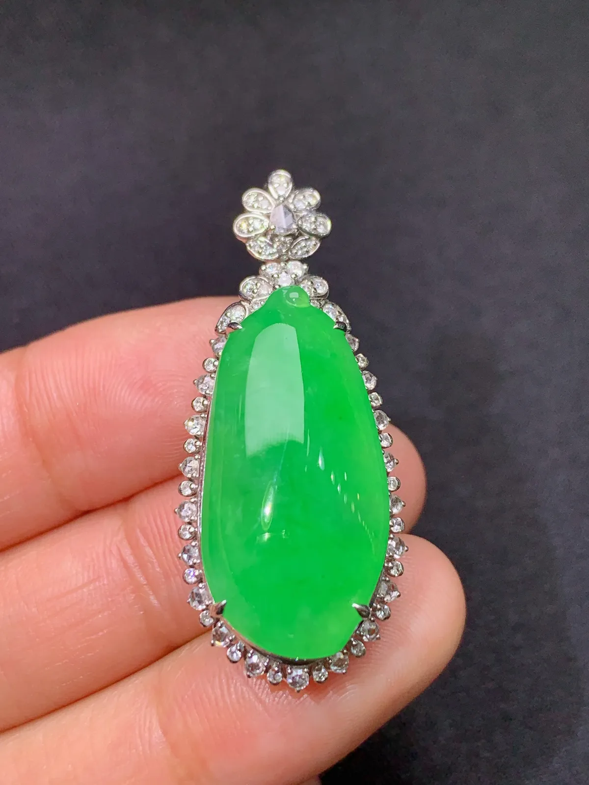 阳绿福瓜吊坠，18k金镶嵌，色泽鲜阳，冰润细腻，种水足， 尺寸38.7*16.7*12.2