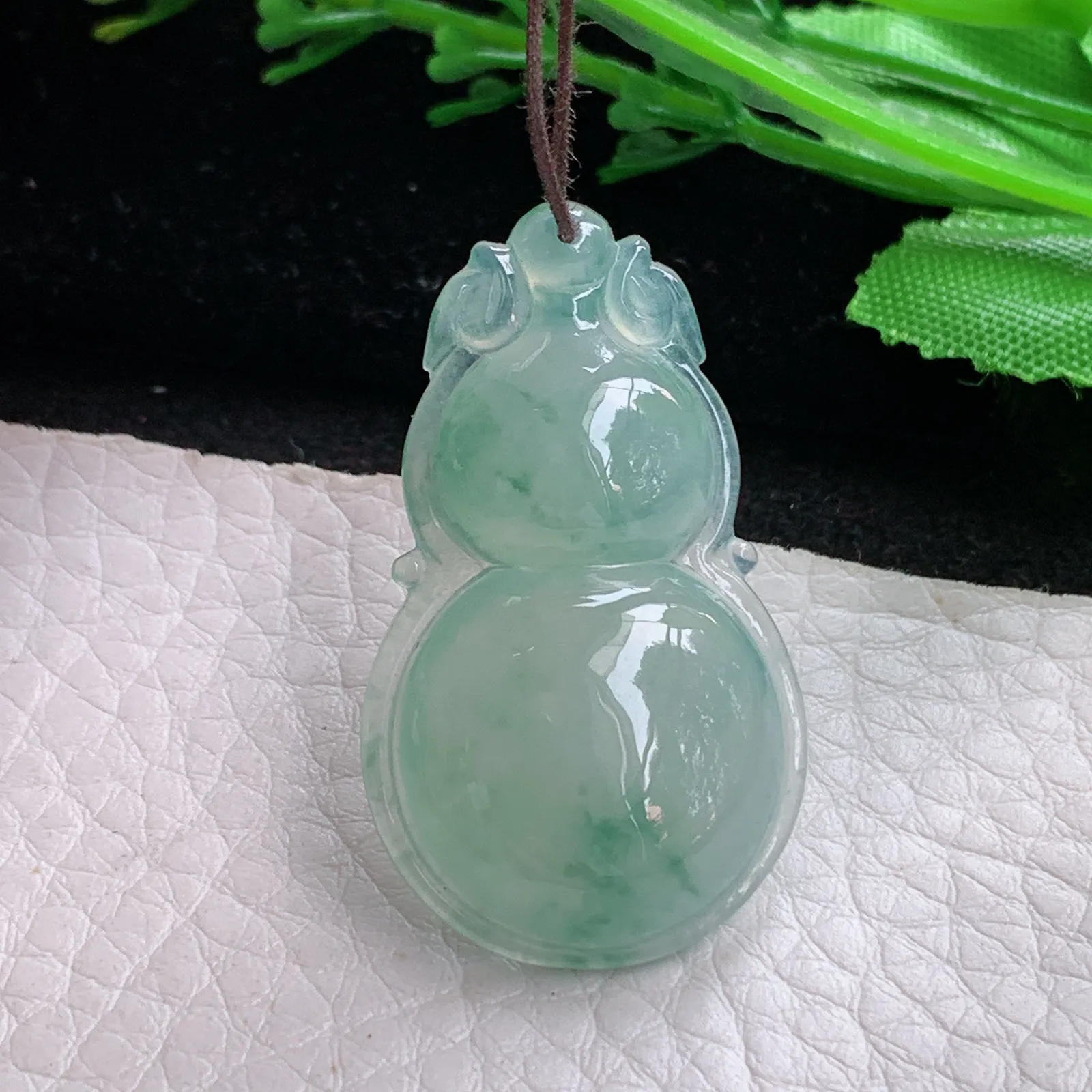 gp自然光37*21.8*6.2天然缅甸翡翠冰晴绿饱满飘花葫芦玉吊坠