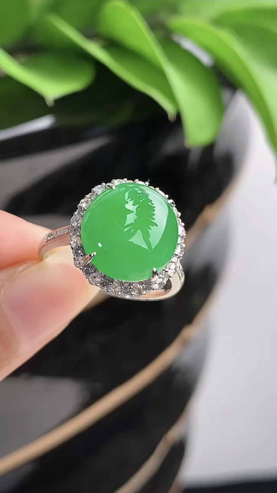 a货翡翠老坑冰种18K金伴钻镶嵌阳绿蛋面戒指 圈口17.3裸石尺寸12×11.2mm 重量3.66g