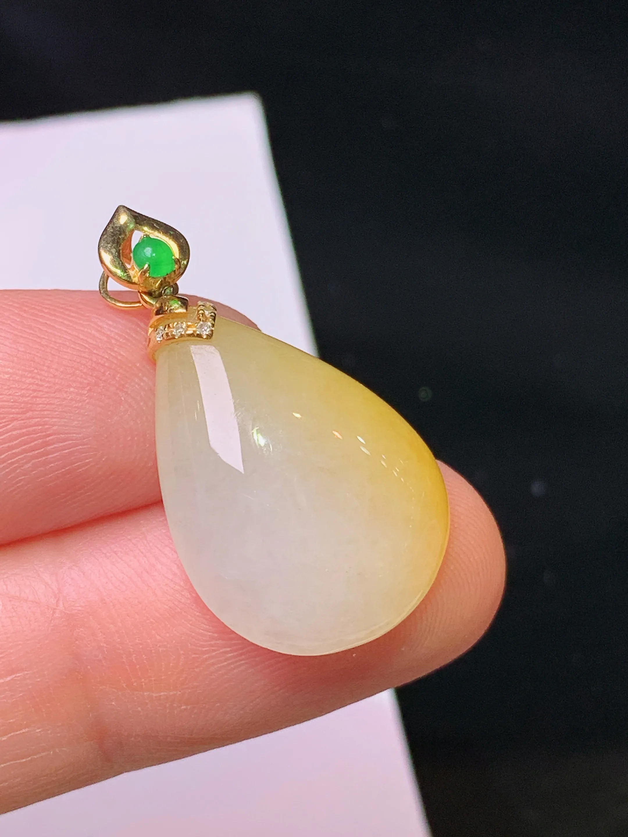 18k金钻镶嵌飘黄翡水滴吊坠 玉质细腻 色泽清新艳丽 整体尺寸26.6*15*5.6