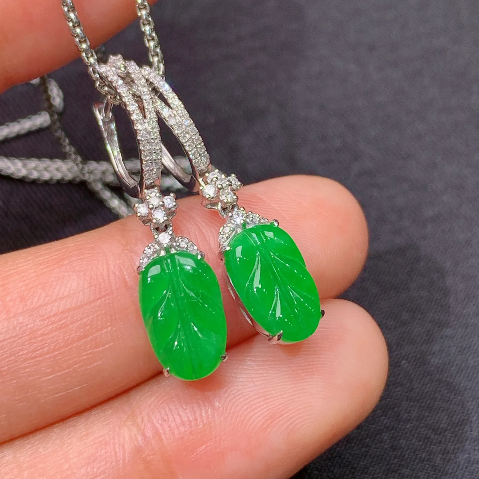 阳绿树叶耳坠，18k金镶嵌，简约时尚，冰润色阳，种水足 尺寸9.3*6*2