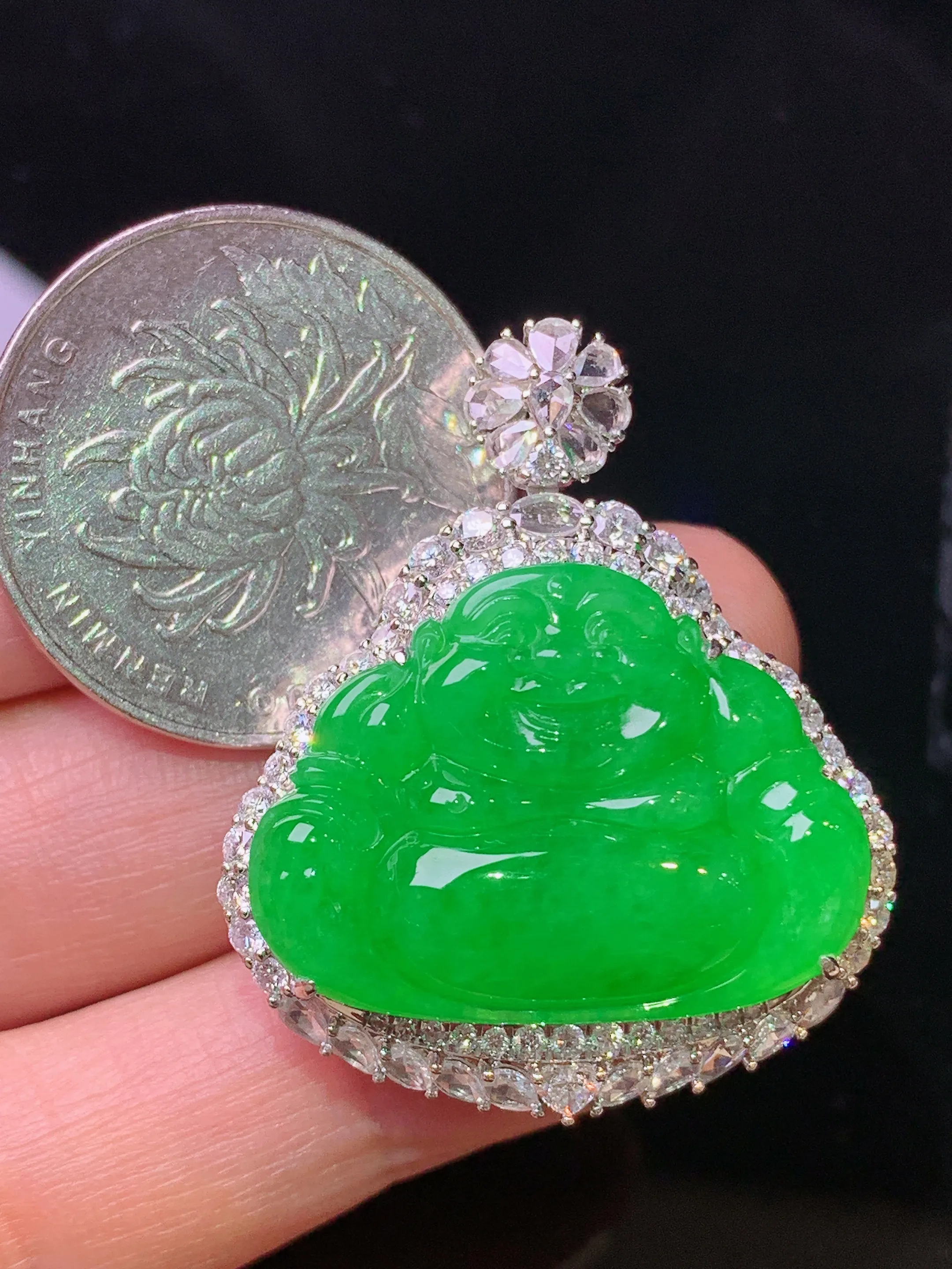 18k金钻镶嵌满绿佛公吊坠 玉质细腻 色泽清新艳丽  整体尺寸35.6*29.8*13.2