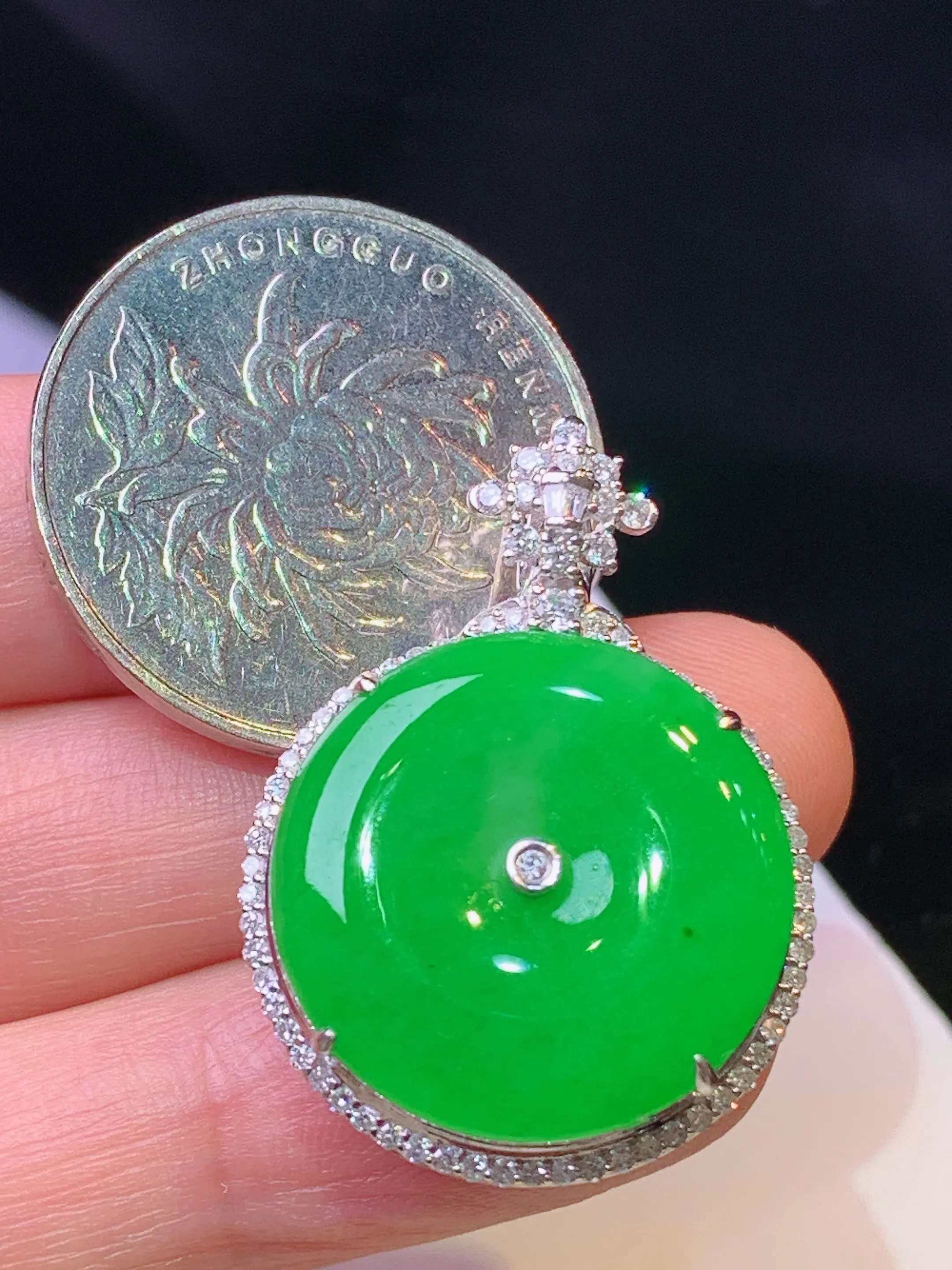 18k金钻镶嵌满绿平安扣吊坠 玉质细腻 色泽清新艳丽 整体尺寸31*22.6*10