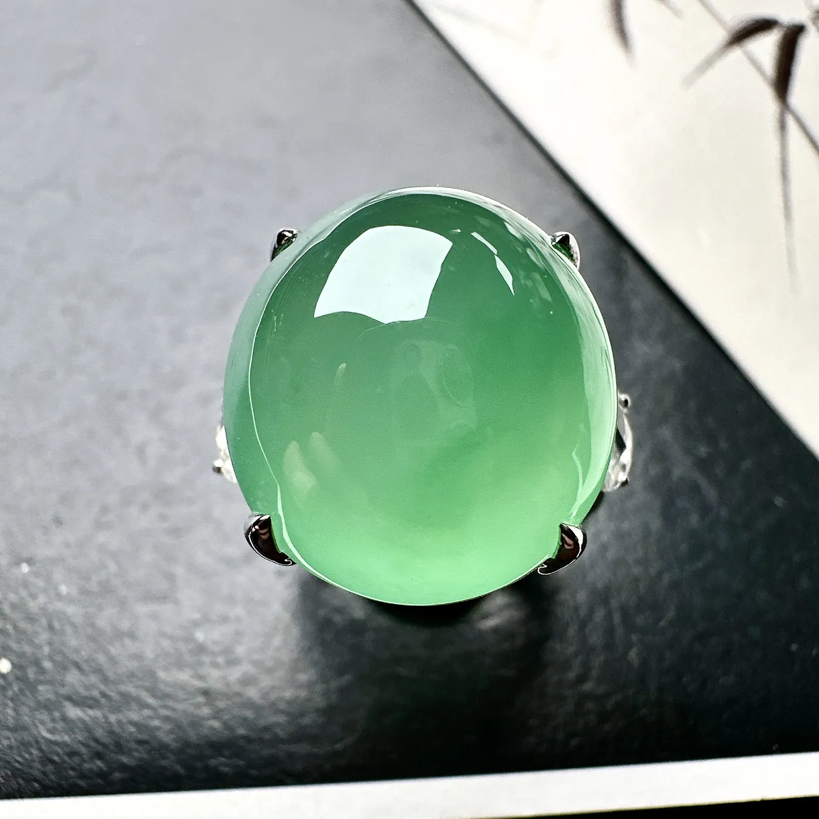 【冰种满绿大蛋面戒指】质地细腻，种水上乘，通透闪亮，晶莹剔透。18K金钻精美镶嵌，裸石尺寸17.9*16.5*9.3毫米