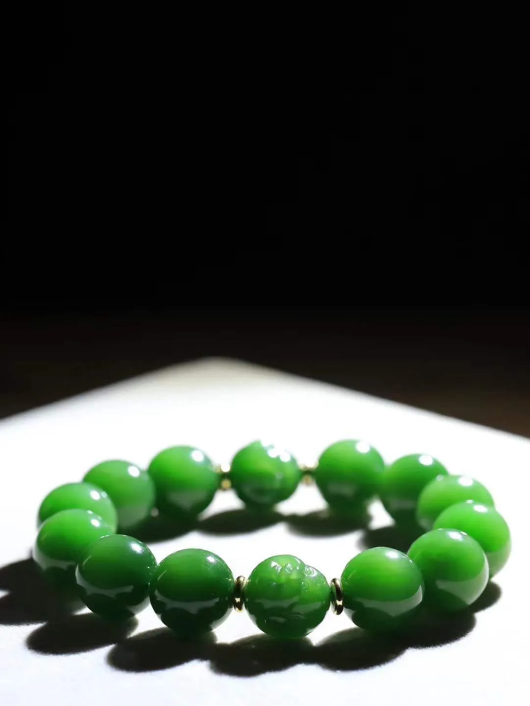 【珠圆玉润.手串】

收藏级臻品️和田玉碧玉猫眼珠圆玉润手串 玉质温润细腻  整串打磨圆润，佩戴舒适。珠珠落玉盘，间关莺语花底滑，一生美好时光，无论身在何处，都有它相伴相守。事事顺遂，幸福美满，吉祥如意。重89克 尺寸取一16mm  FDA-22120233