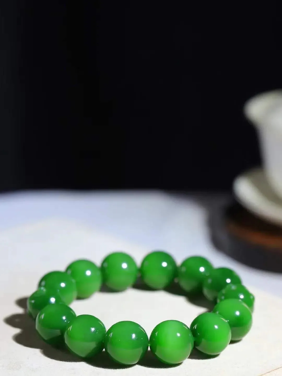 【珠圆玉润.手串】

收藏级臻品️和田玉碧玉猫眼珠圆玉润手串 玉质温润细腻  整串打磨圆润，佩戴舒