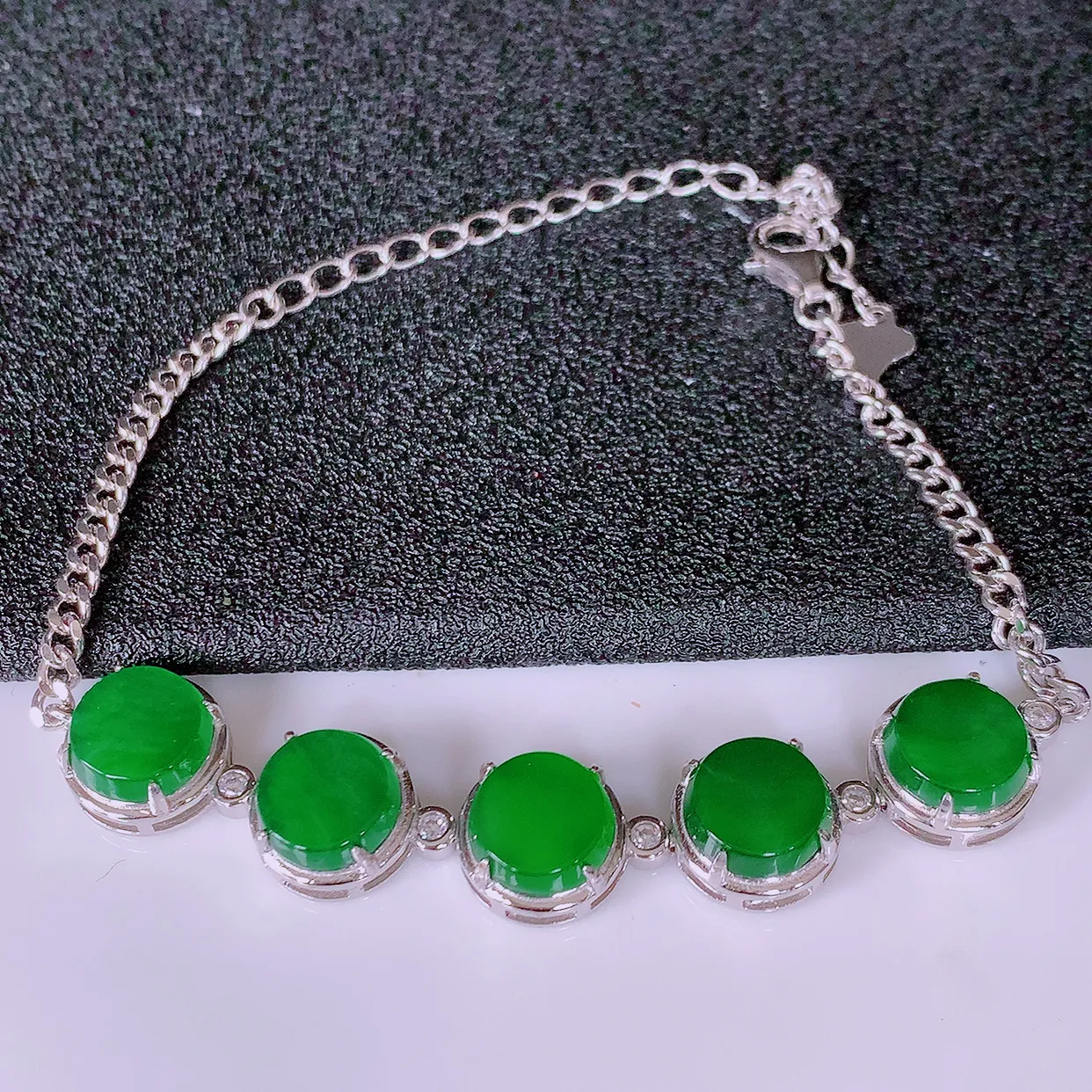 冰透满绿翡翠925银镶嵌手链，自然光实拍，翠色灵动，颜色漂亮，种老水足，品相佳，佩戴佳品！#97.29取一整体9.5*9.5*5裸石8*8