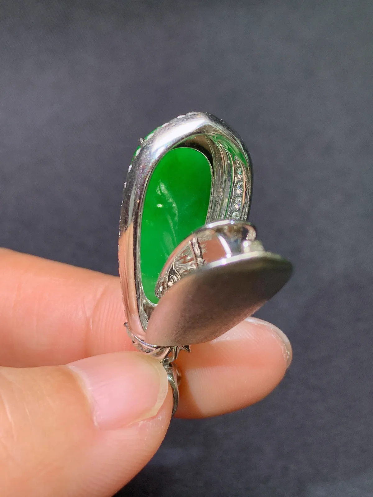 阳绿福豆吊坠，18k金镶嵌，色泽鲜阳，冰润细腻，种水足 尺寸35.8*13.6*10.3