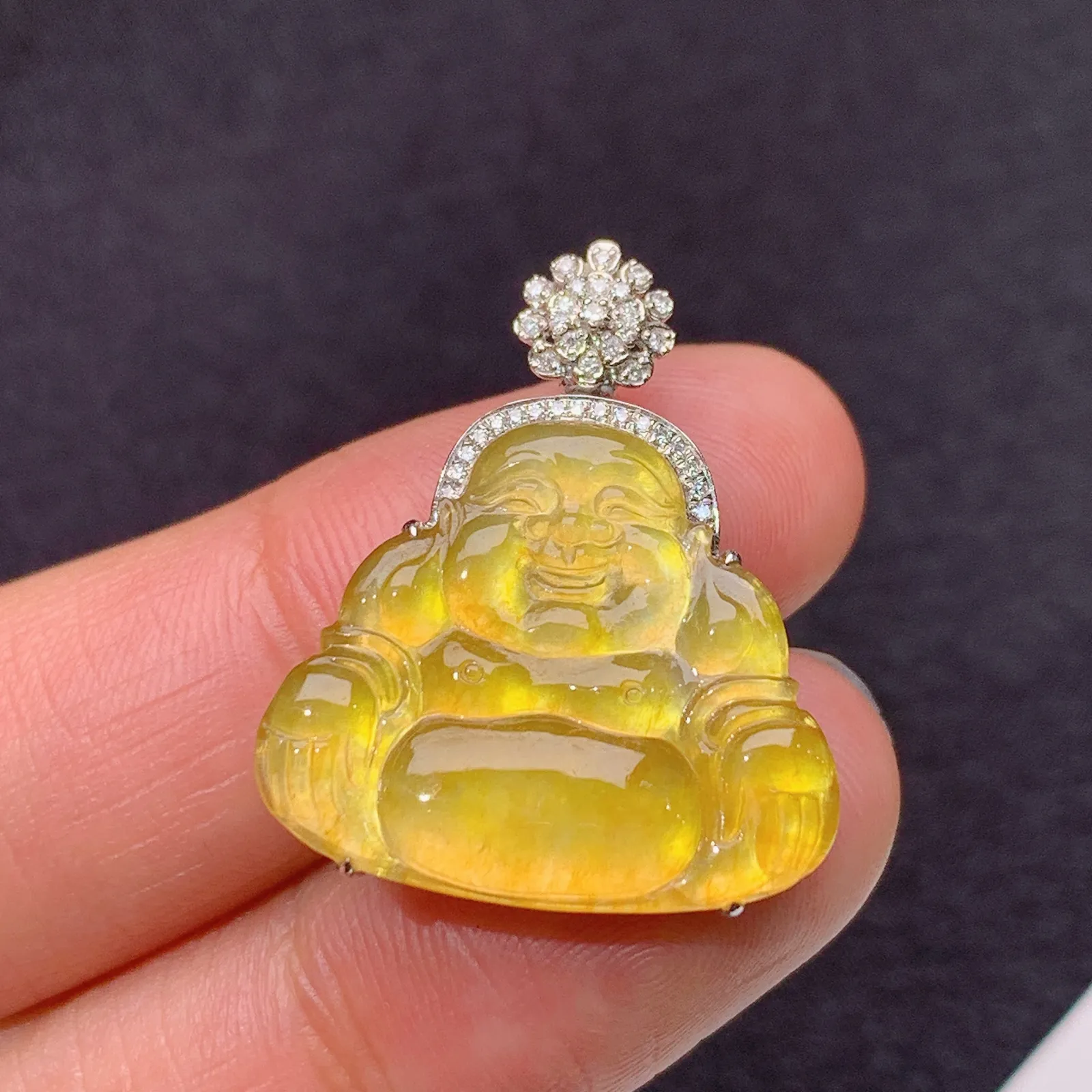 冰黄翡笑佛吊坠，18k金镶嵌，冰透水润，颜色鲜亮 尺寸24.9*20.8*5.1