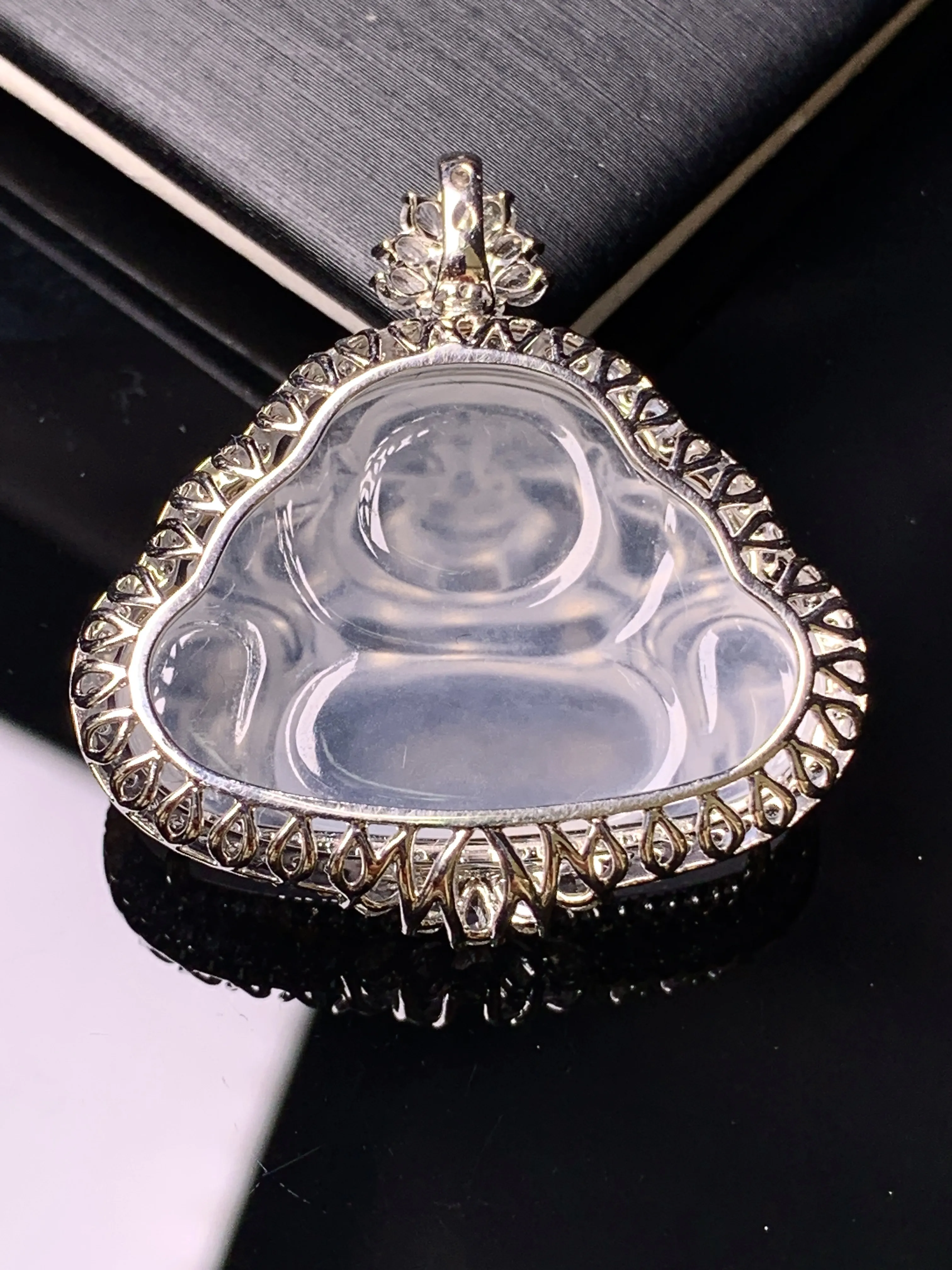 18k金钻镶嵌冰种佛公吊坠 玉质细腻 色泽清新艳丽  整体尺寸33*31.8*9.2