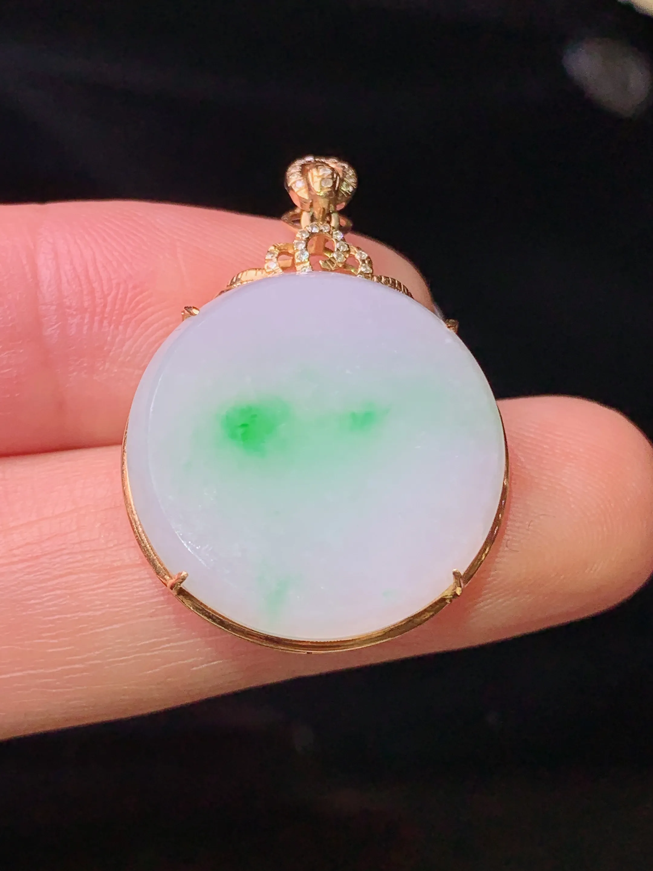 18k金钻镶嵌飘绿圆牌吊坠 玉质细腻 色泽清新艳丽 整体尺寸29*21*7