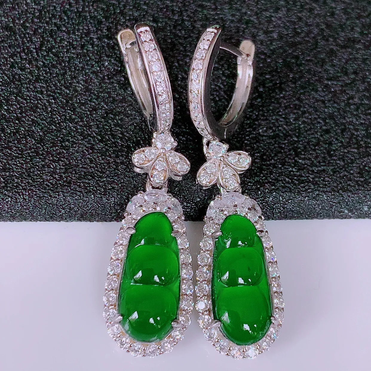冰透满绿翡翠925银镶嵌福豆耳坠，自然光实拍，翠色灵动，颜色漂亮，种老水足，品相佳，佩戴佳品！#97.29整体37.8*10-6.5裸石14-6.6
