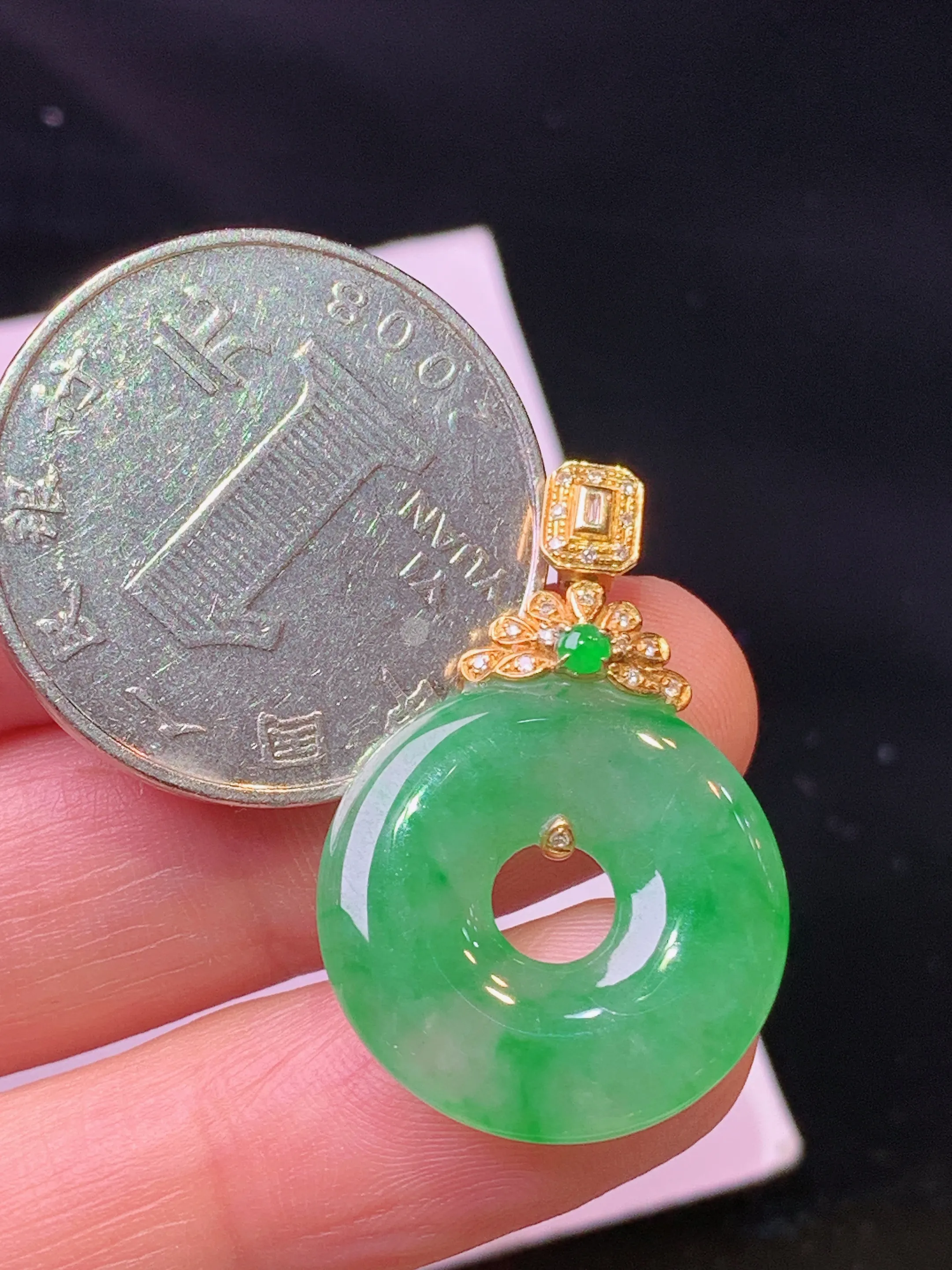 18k金钻镶嵌翠绿平安环吊坠 玉质细腻 色泽清新艳丽 整体尺寸29.3*19.6*3.5