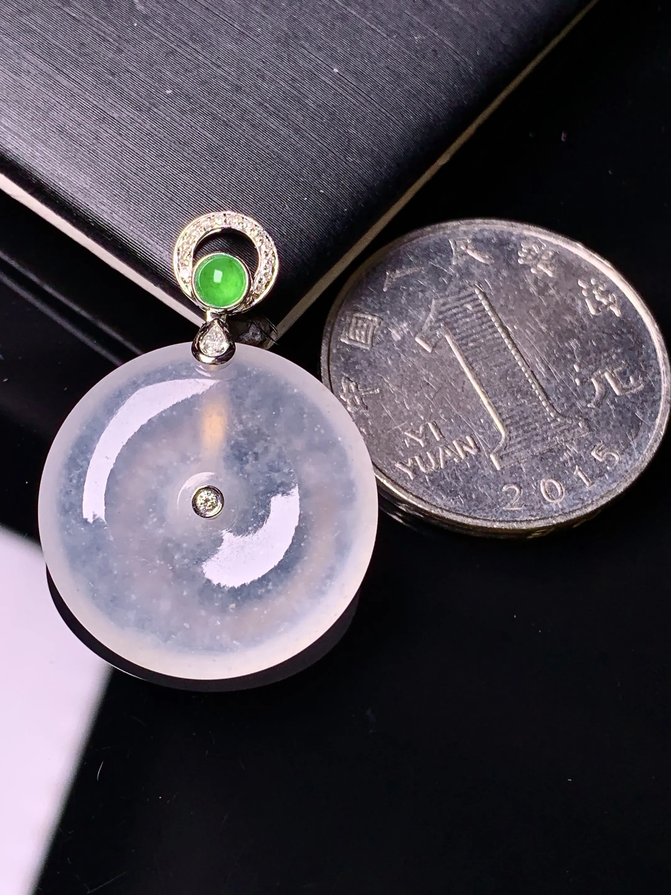 18k金钻镶嵌冰种平安扣吊坠 玉质细腻 色泽清新艳丽  整体尺寸29.8*21.6*4.8