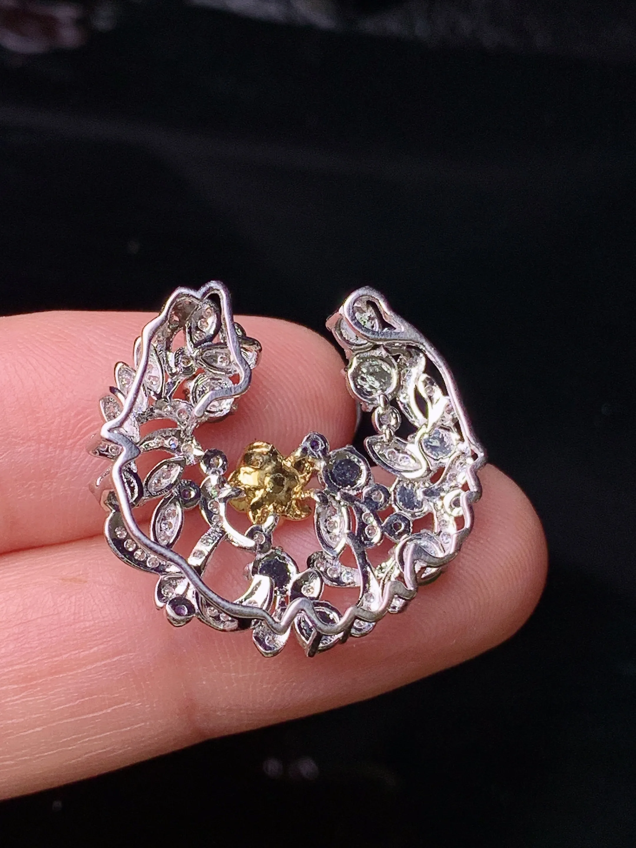 18k金钻镶嵌冰种满绿蛋面组合圣诞款吊坠 玉质细腻 色泽清新艳丽 整体尺寸21.8*23*7