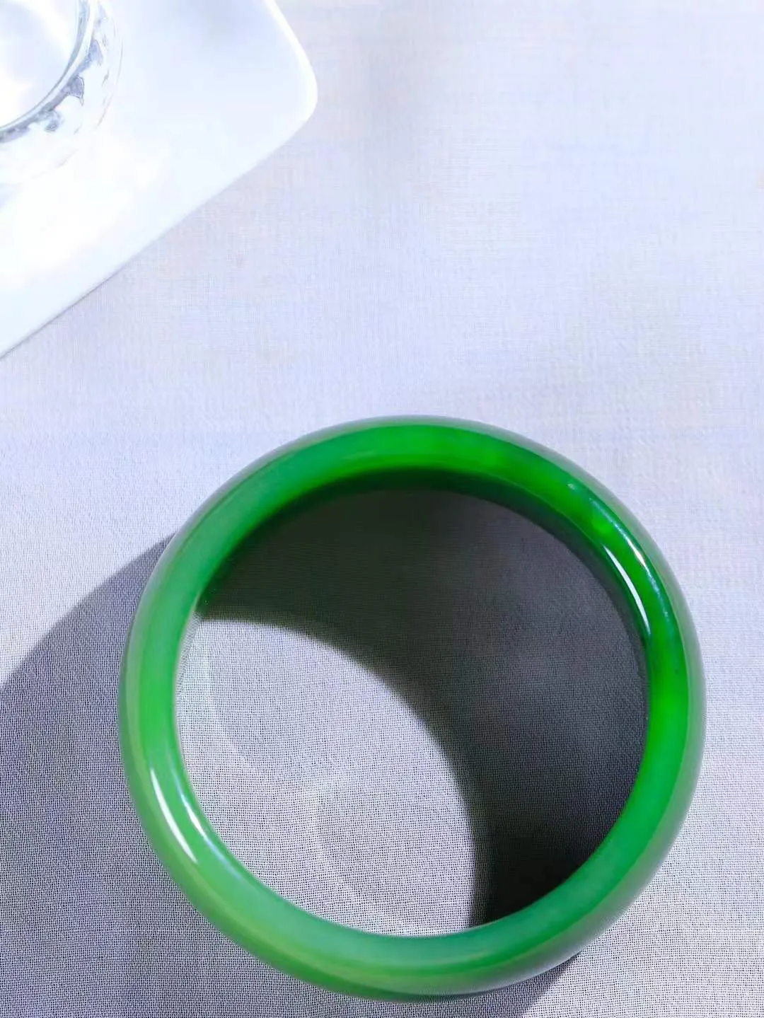 【悠悠芳华.镯】

收藏级臻品和田玉碧玉手镯 玉质温润 青葱岁月，尽收腕中，婉转流畅，凝岁月悠长。盈一眸恬淡，挽一抹绿意。重87.6克 内径59.5mm尺寸21.1-8mm   861102505A